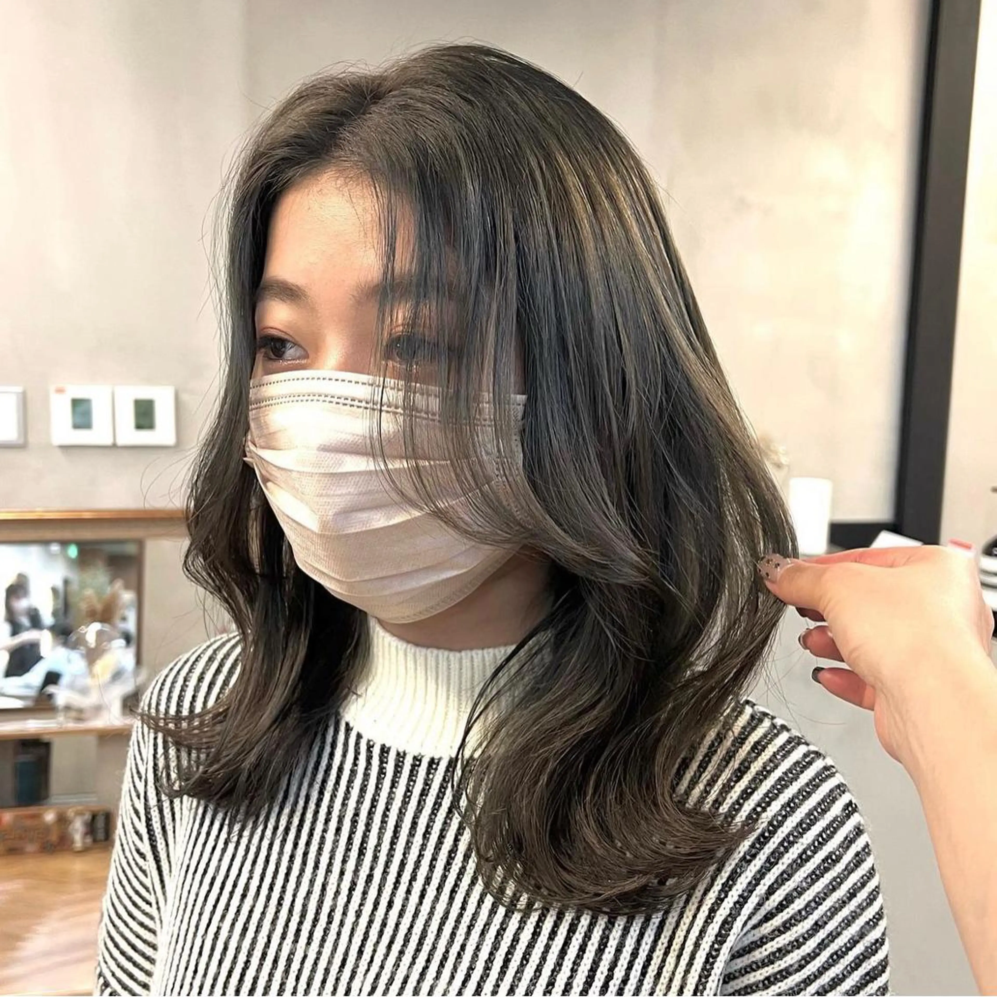 セミロング カラー パーマ ヘアアレンジ メンズ キッズ ネイル マツエク・マツパ アイブロウ カット ヘアカラー トリートメント 前川 朋香のヘアスタイル