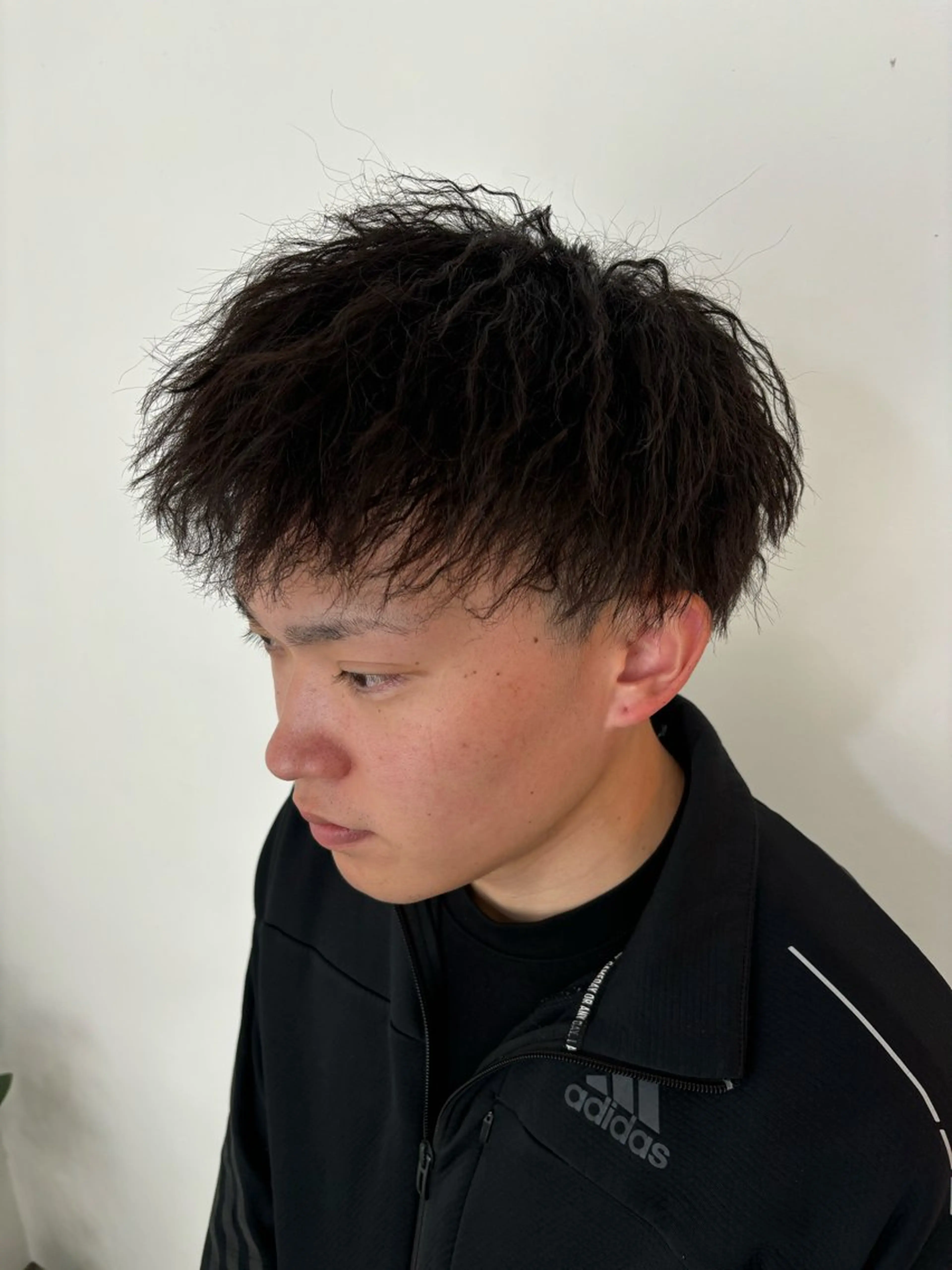 ミディアム パーマ メンズ ミディアムパーマ メンズパーマ メンズツイストパーマ ツイストパーマ 穐田 航のヘアスタイル