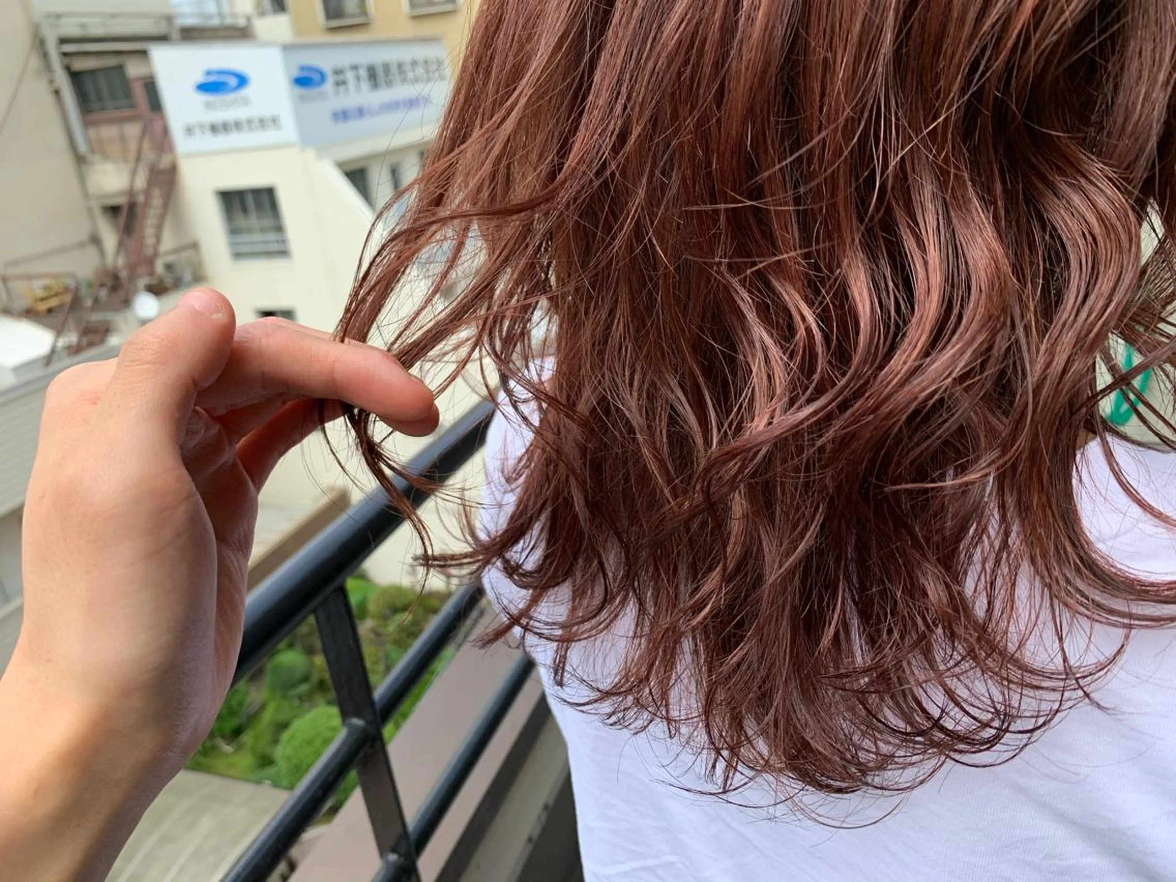 セミロング カラー パーマ ヘアアレンジ メンズ キッズ ネイル マツエク・マツパ 切りっぱなしヘアボブ ミディアムヘアRYOのヘアスタイル