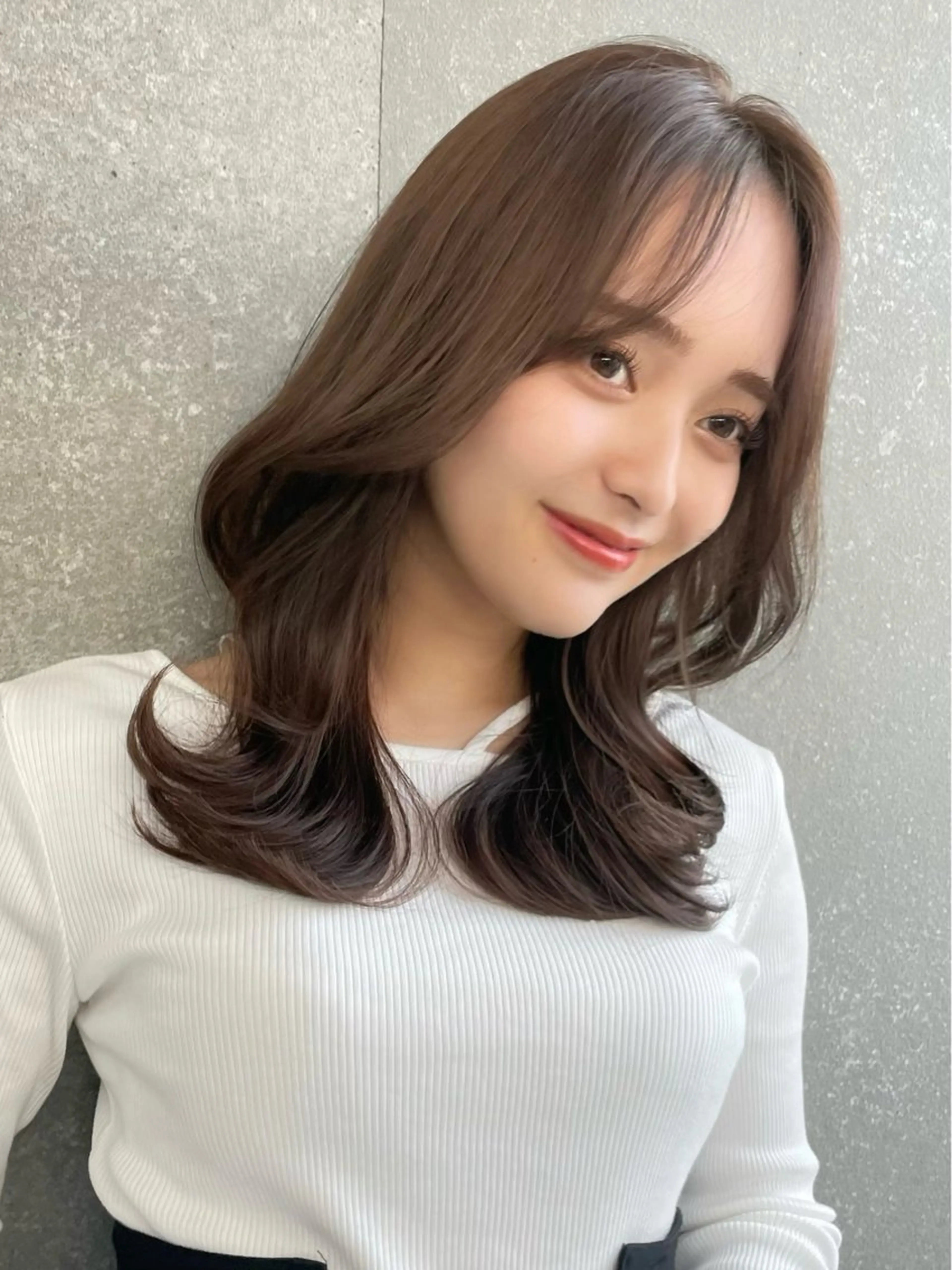 セミロング くびれヘア 顔周りカット 本田 奈穂美のヘアスタイル