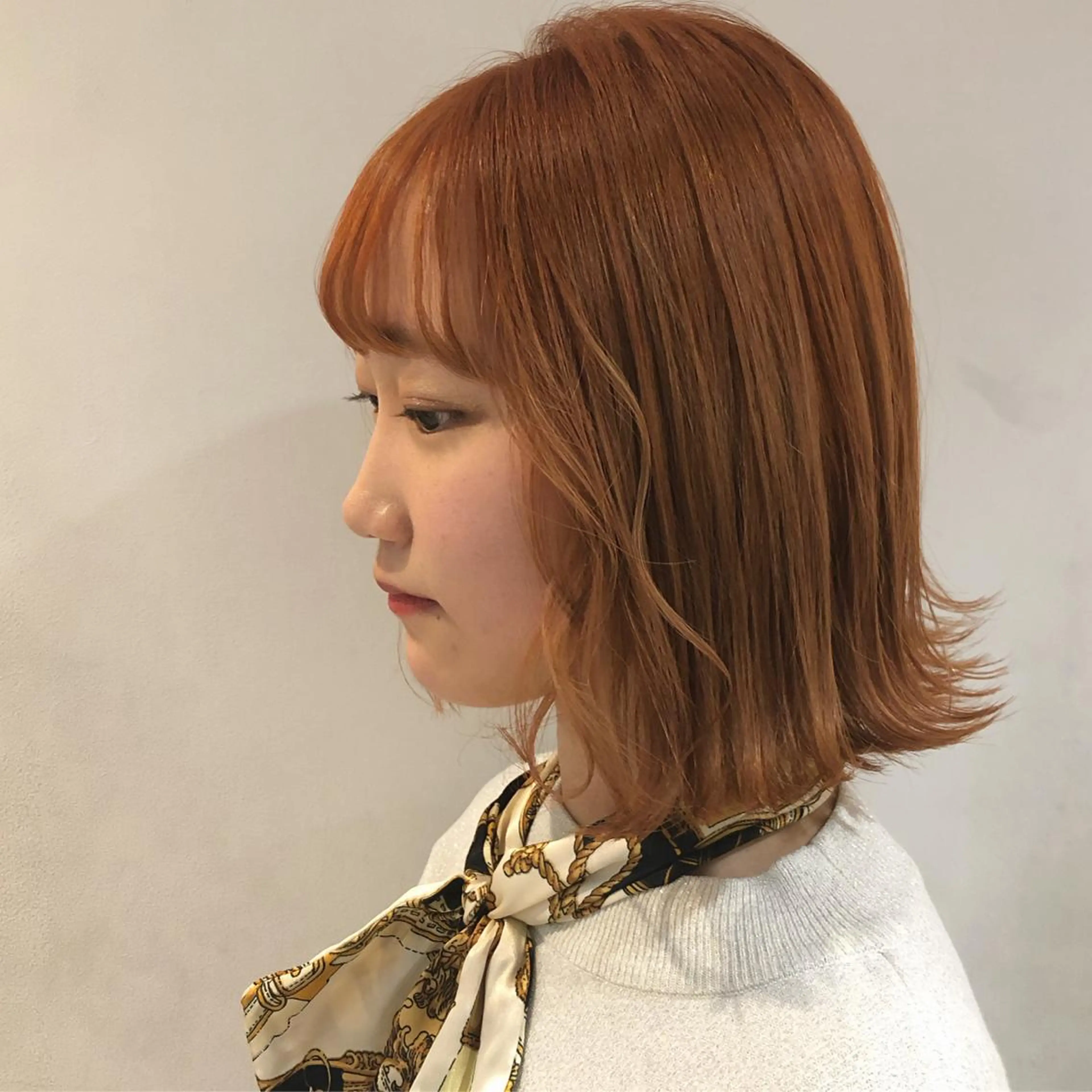 ミディアム カラー オレンジ 切りっぱなしロブ カット ヘアカラー YAWN《ヨウン》 Yucaのその他イメージ