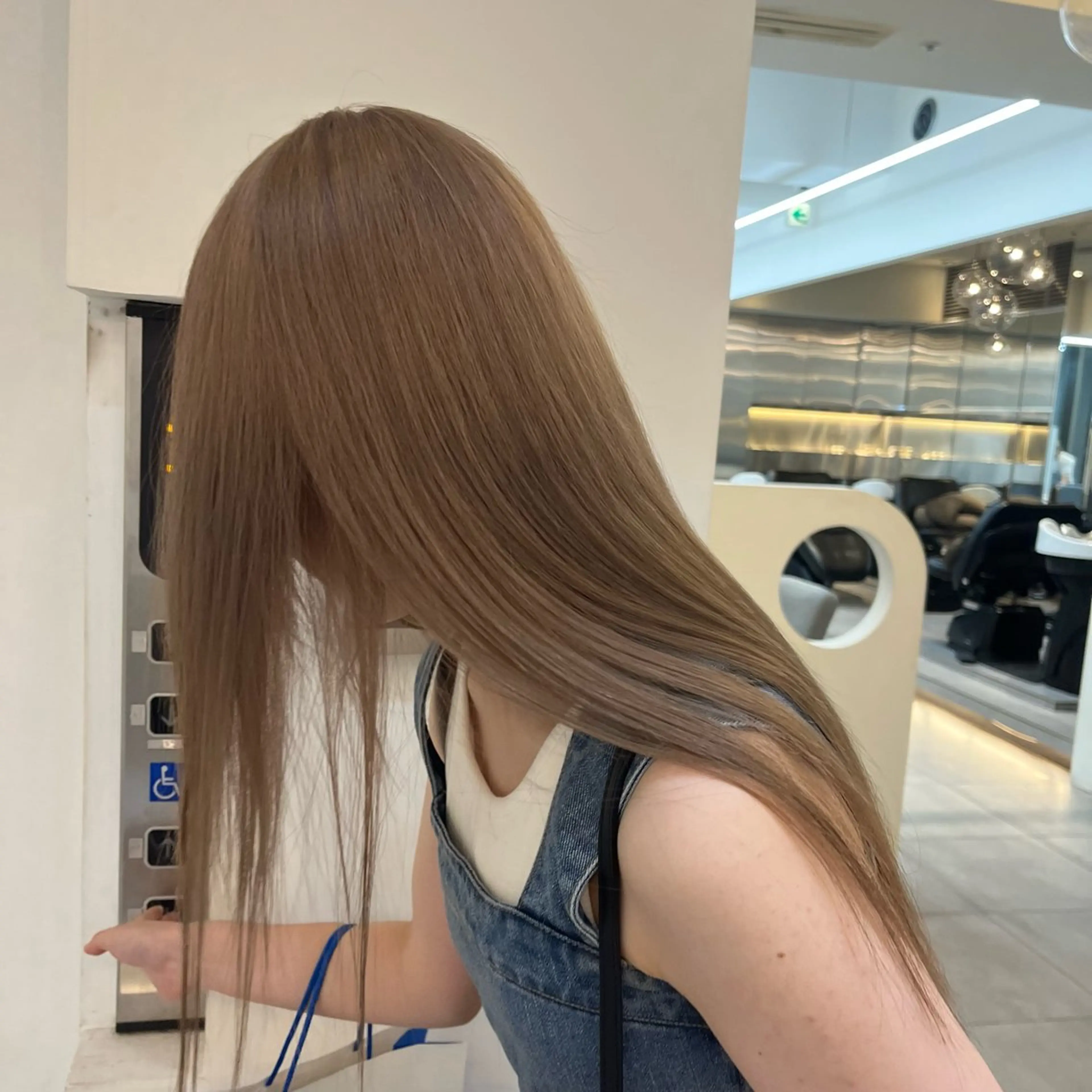 ロング カラー レイヤーカット 新宿🤍Maiのヘアスタイル