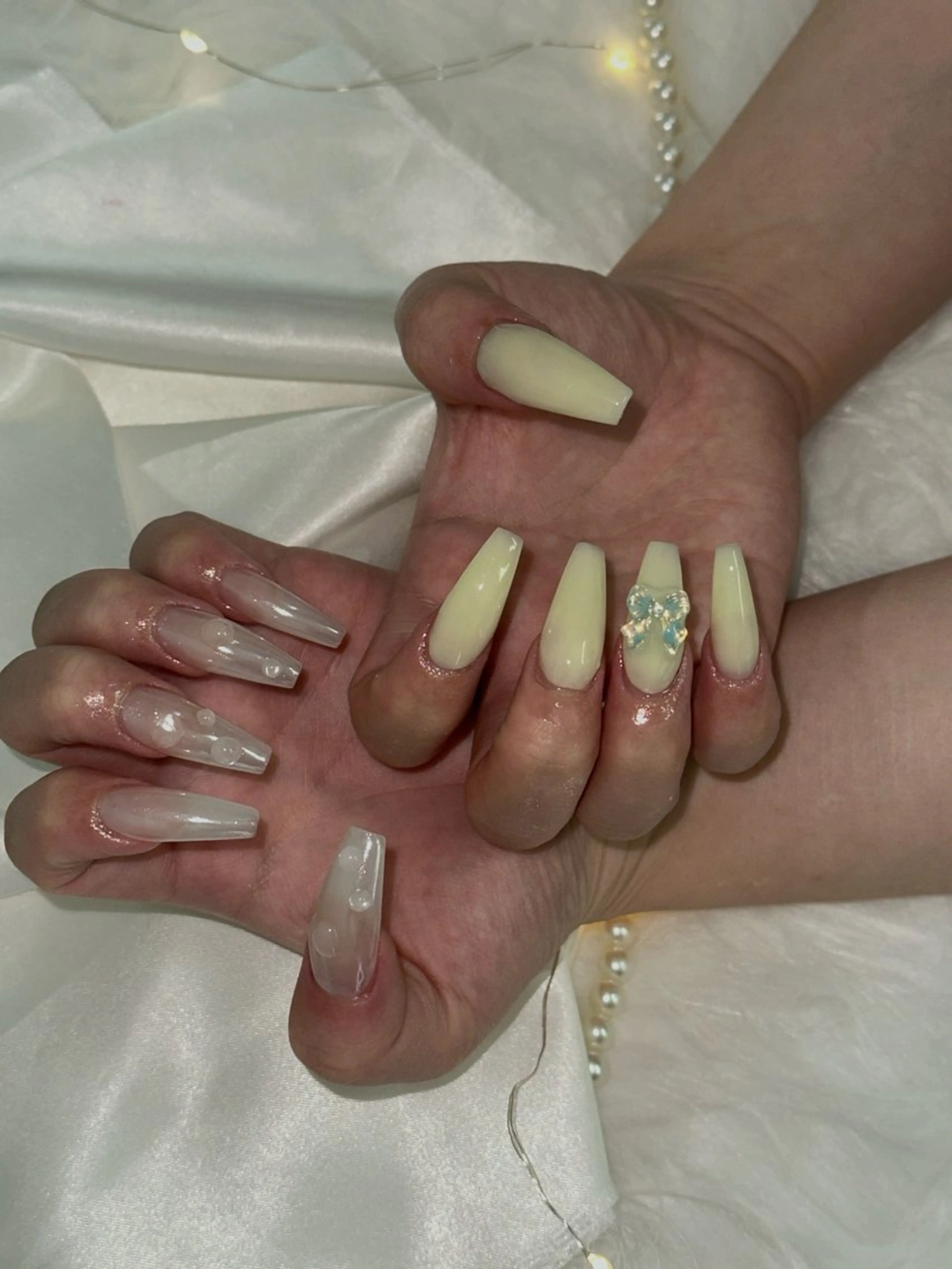 ネイル ミラーネイル スカルプネイル ホワイト 黄色 Nailsalon SKiのネイルデザイン