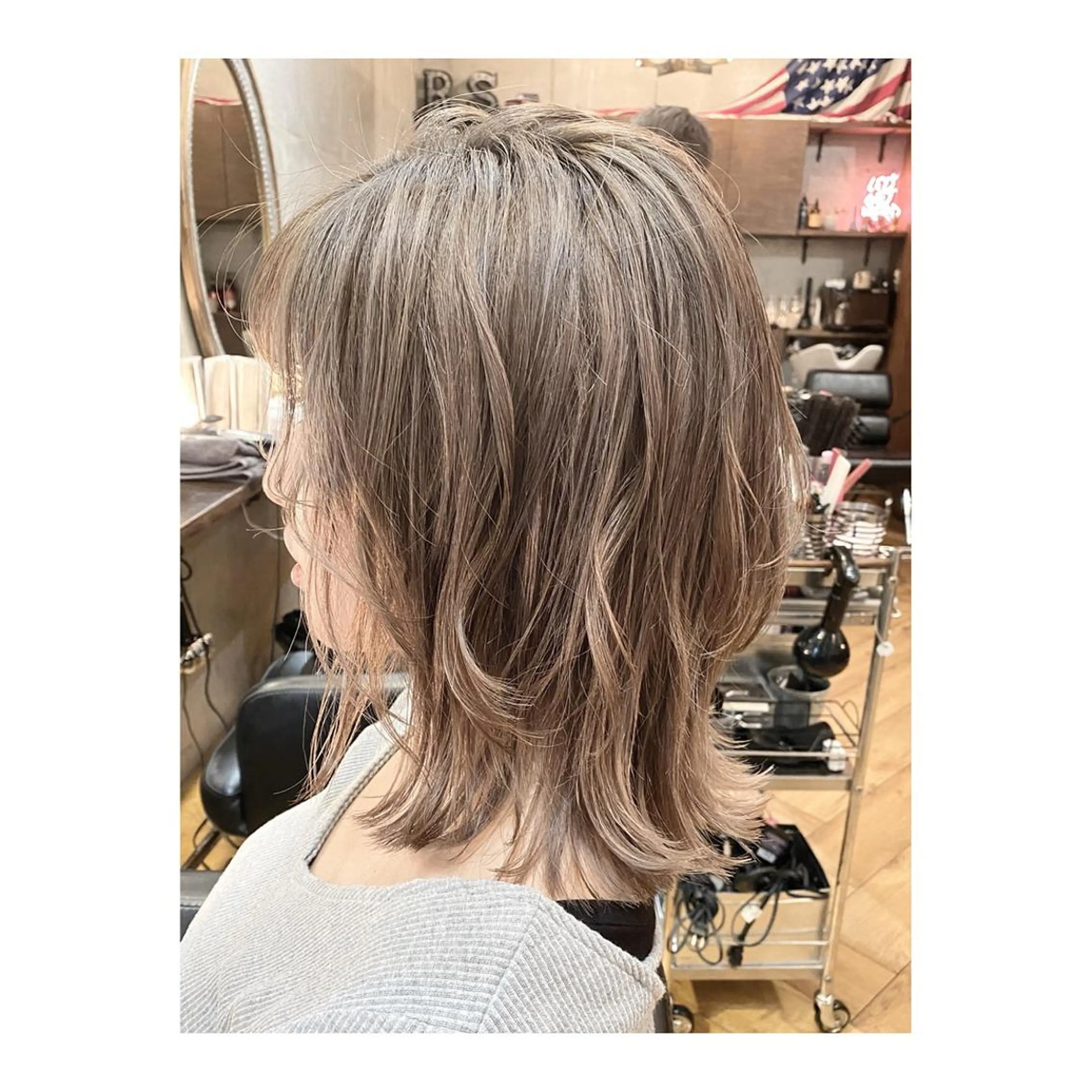 ミディアム カラー ウルフカット 白髪ぼかし×デザイン 🕊️🫧ホウジョウのヘアスタイル