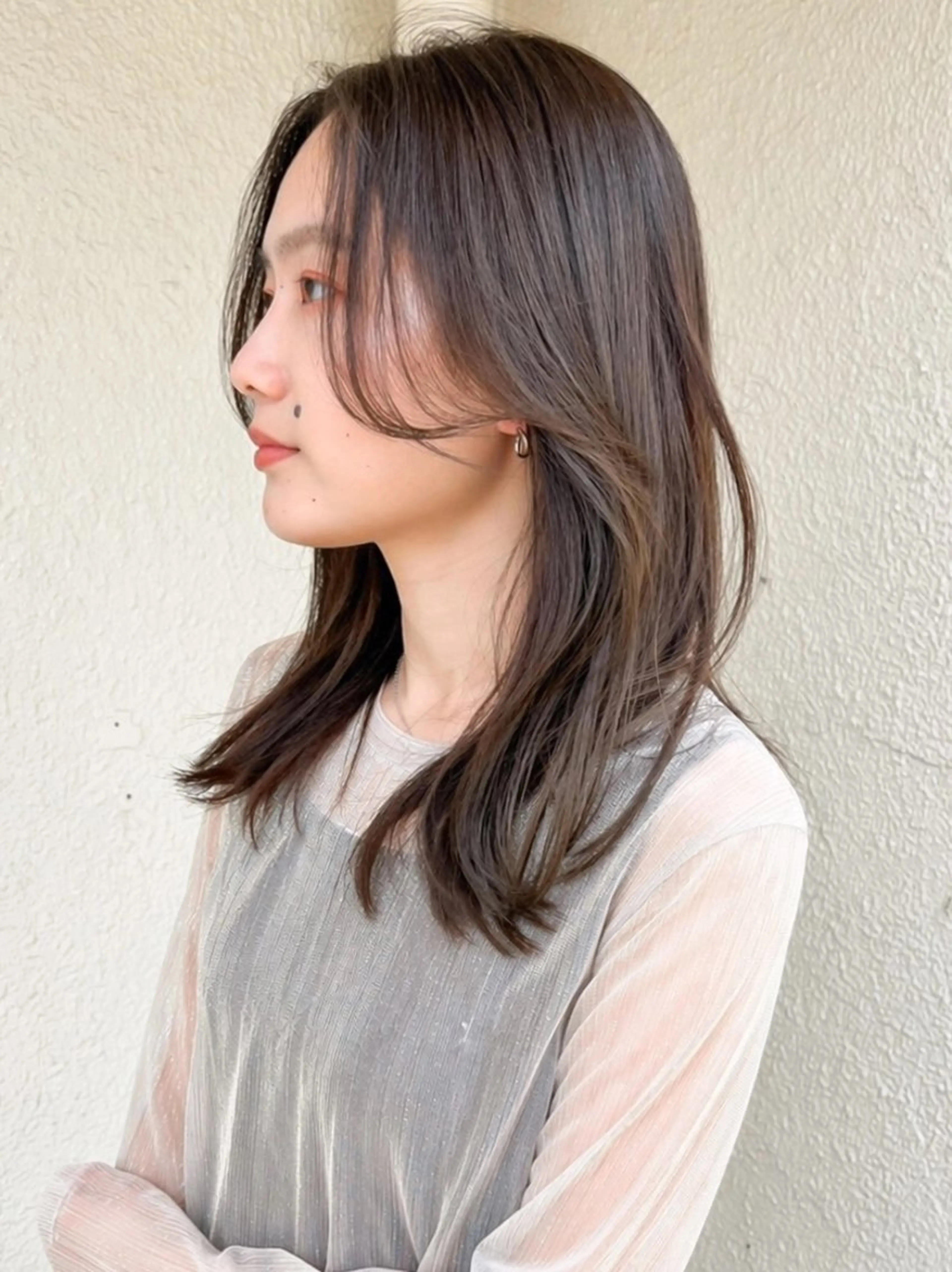 ミディアム カラー ブリーチ 透明感カラー グレージュ ブリーチなしカラー オリーブグレージュ カット ヘアカラー トリートメント 顔周りレイヤー🌈 透明感カラ⭐️RENのヘアスタイル