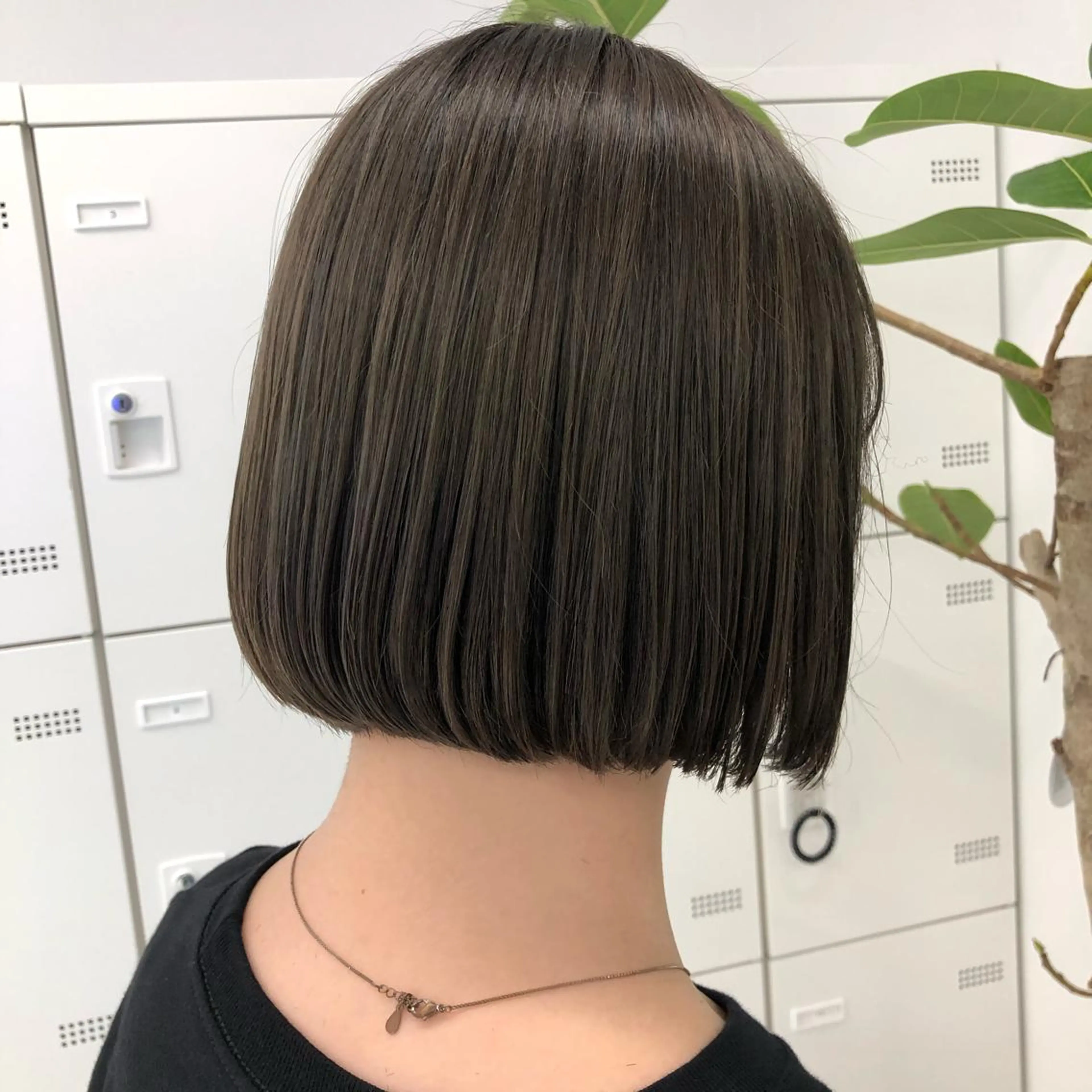 ショート カラー ショートボブ グレージュ ミルクティーグレージュ ボブ ショートヘア レイヤーカット 透明感カラーのヘアスタイル