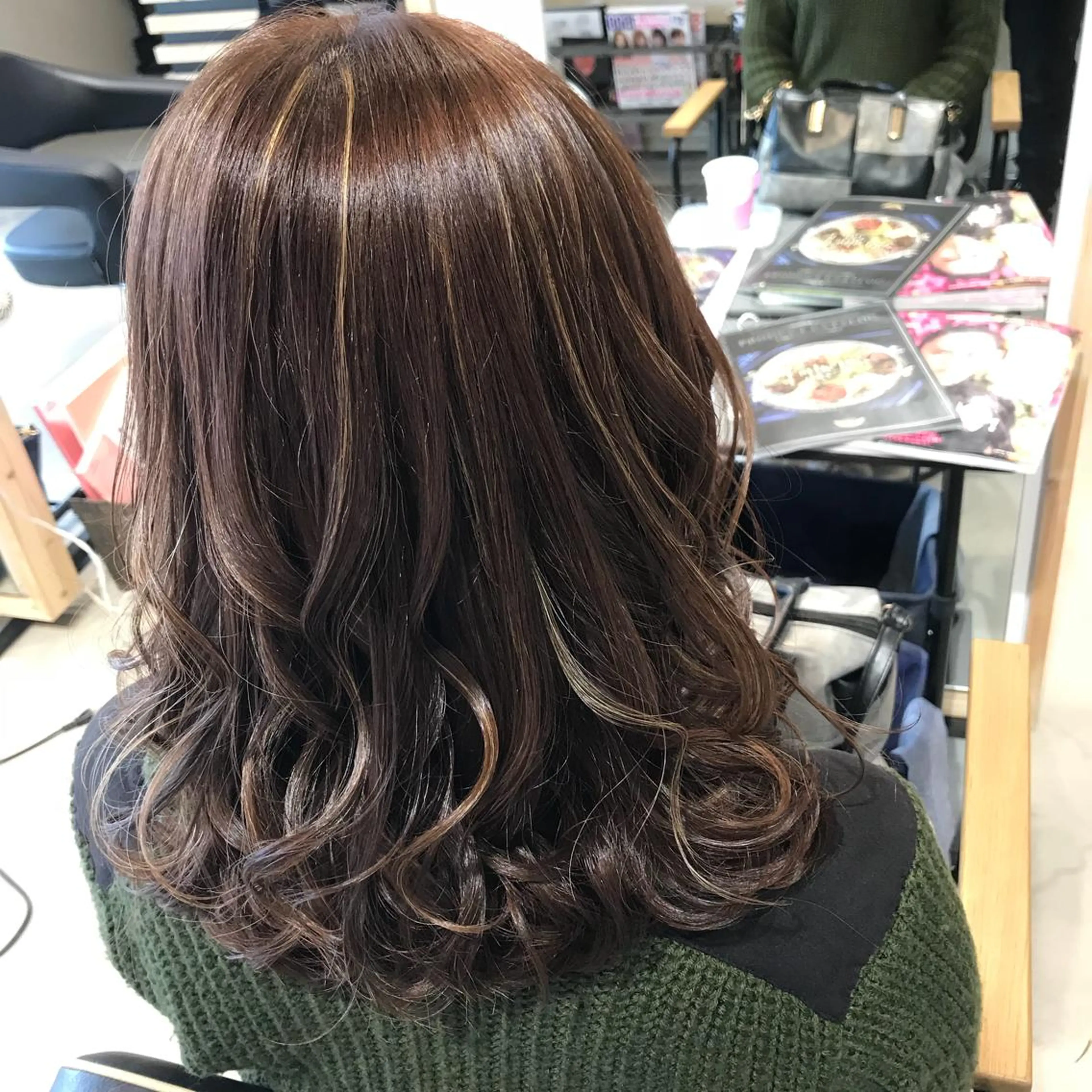 ミディアム カラー アディクシーカラー 抜きっぱなしブロンド 透明感カラー ハイライトカラー パープルカラー 大久保 隆蔵のヘアスタイル