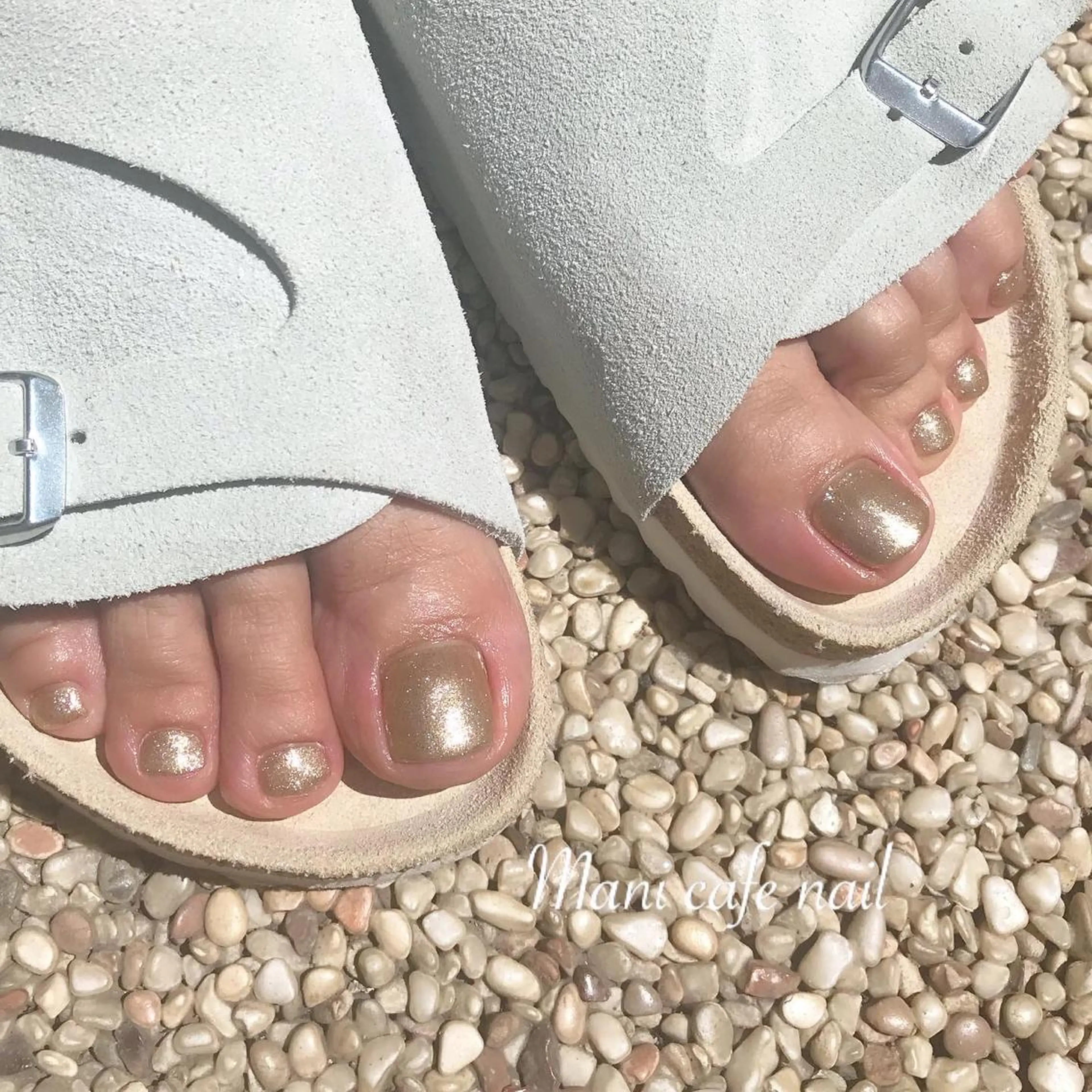 ネイル ゴールド ラメ(グリッター) シンプルネイル フットネイル Mani cafe nailのネイルデザイン