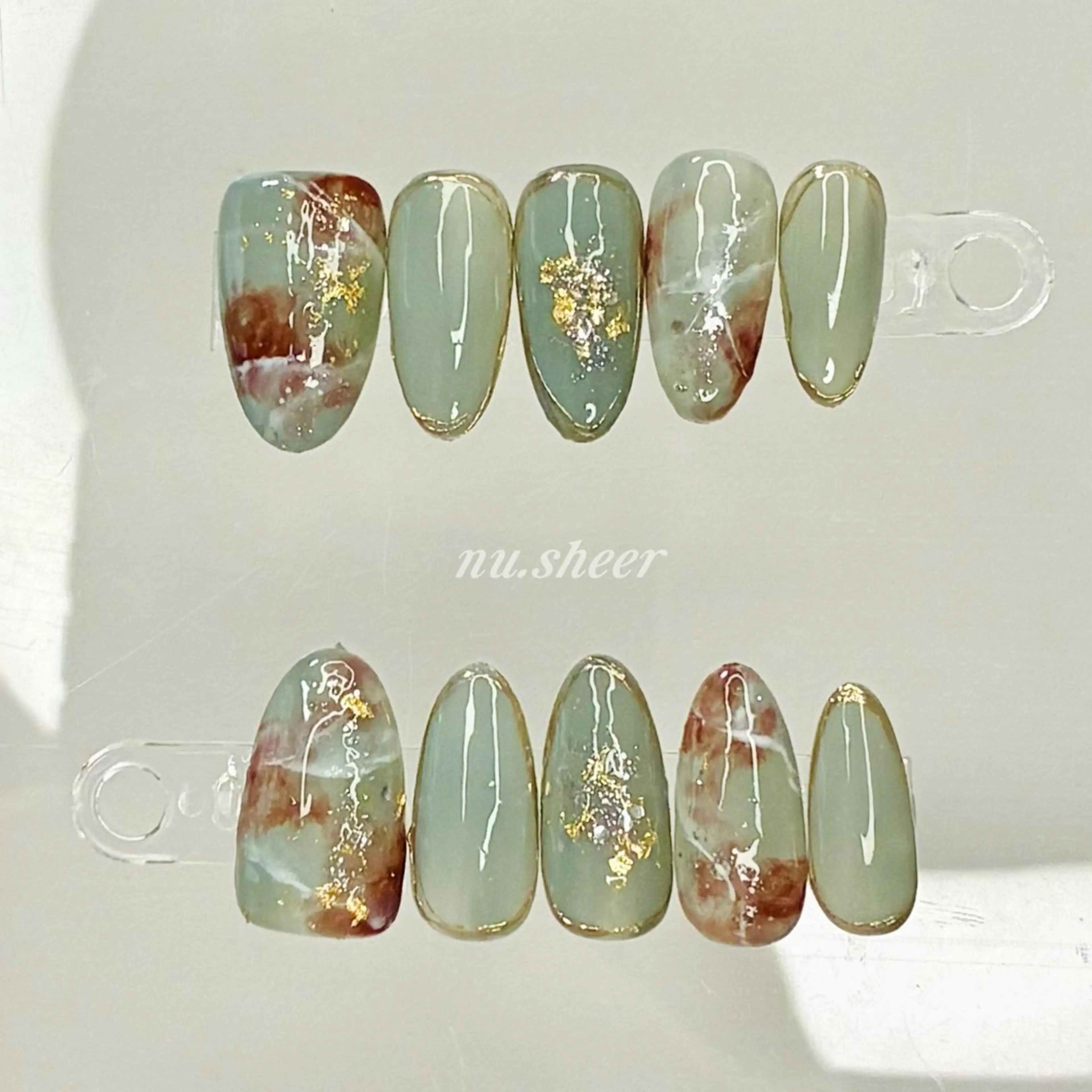 ネイル アートネイル ブラウン ゴールド グリーン ニュアンスネイル ハンドネイル nu.sheer honoのネイルデザイン
