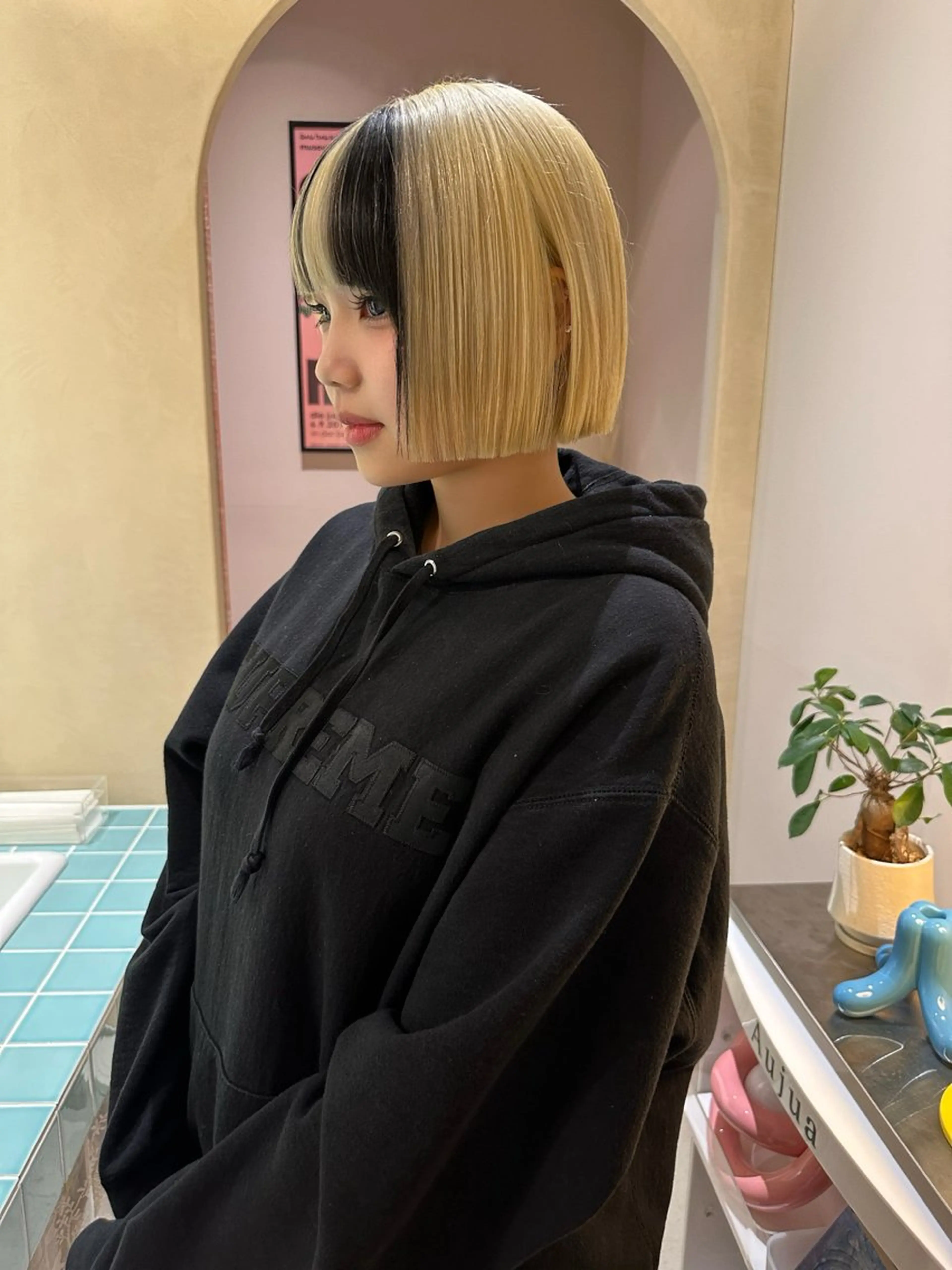 ショート Hug👩🏼‍🦱 ハイトーンボブのヘアスタイル