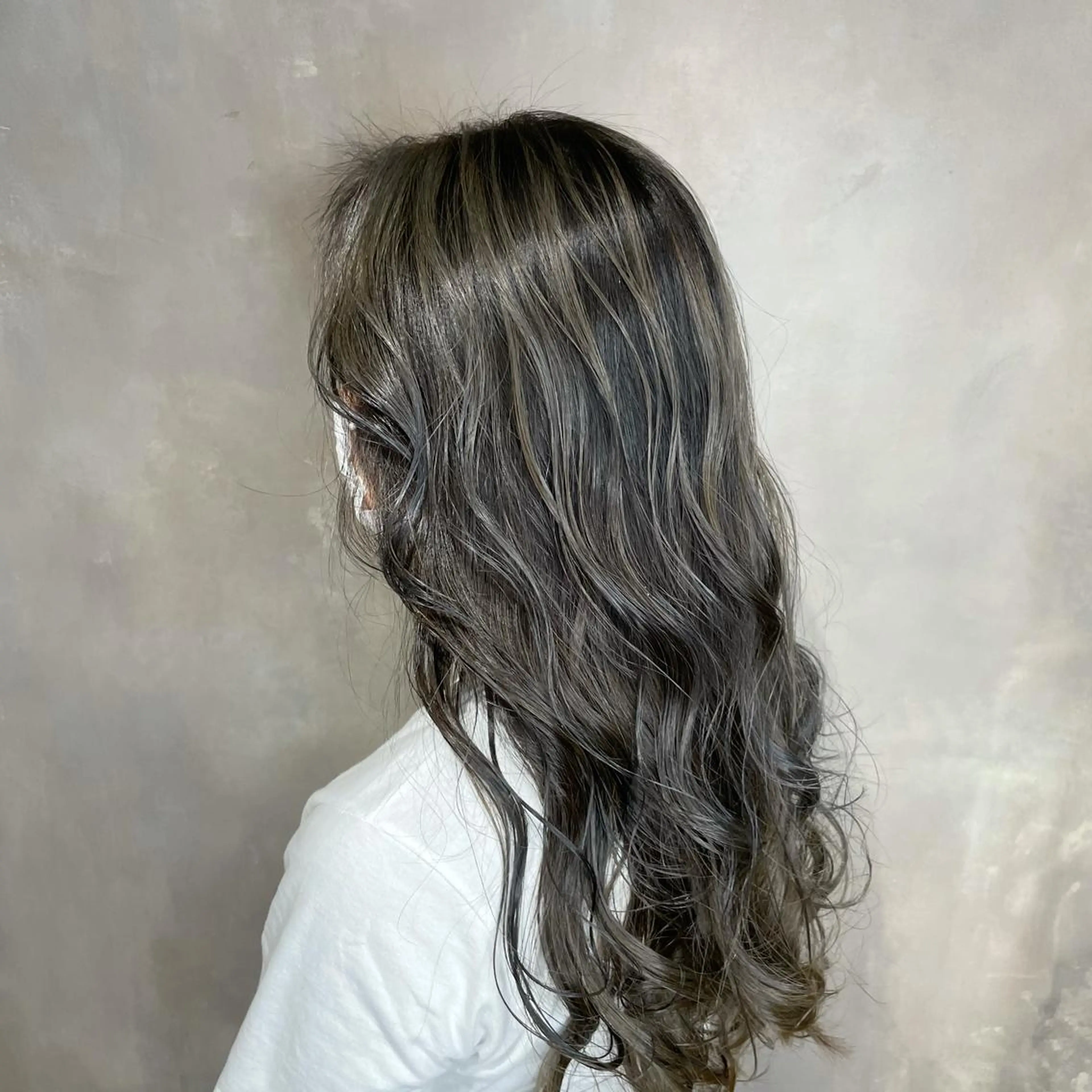 ロング カラー アッシュ バレイヤージュ 透明感カラー デザインカラー グレージュ La vielle 西峠のヘアスタイル