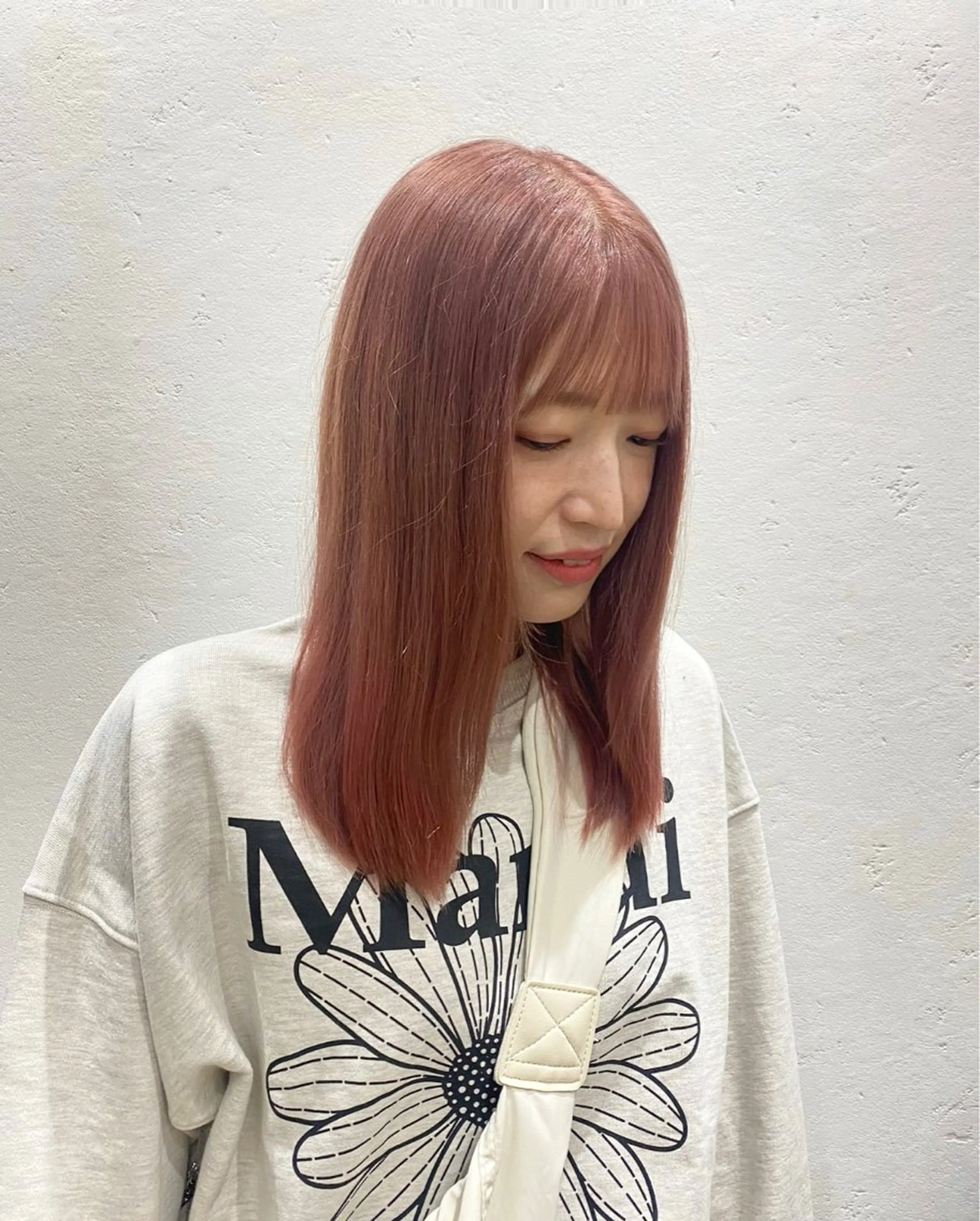 セミロング カラー ベージュカラー ブリーチ ピンクカラー ピンクベージュ ヘアカラー トリートメント SHICENEケイ レイヤーカット🦋のヘアスタイル