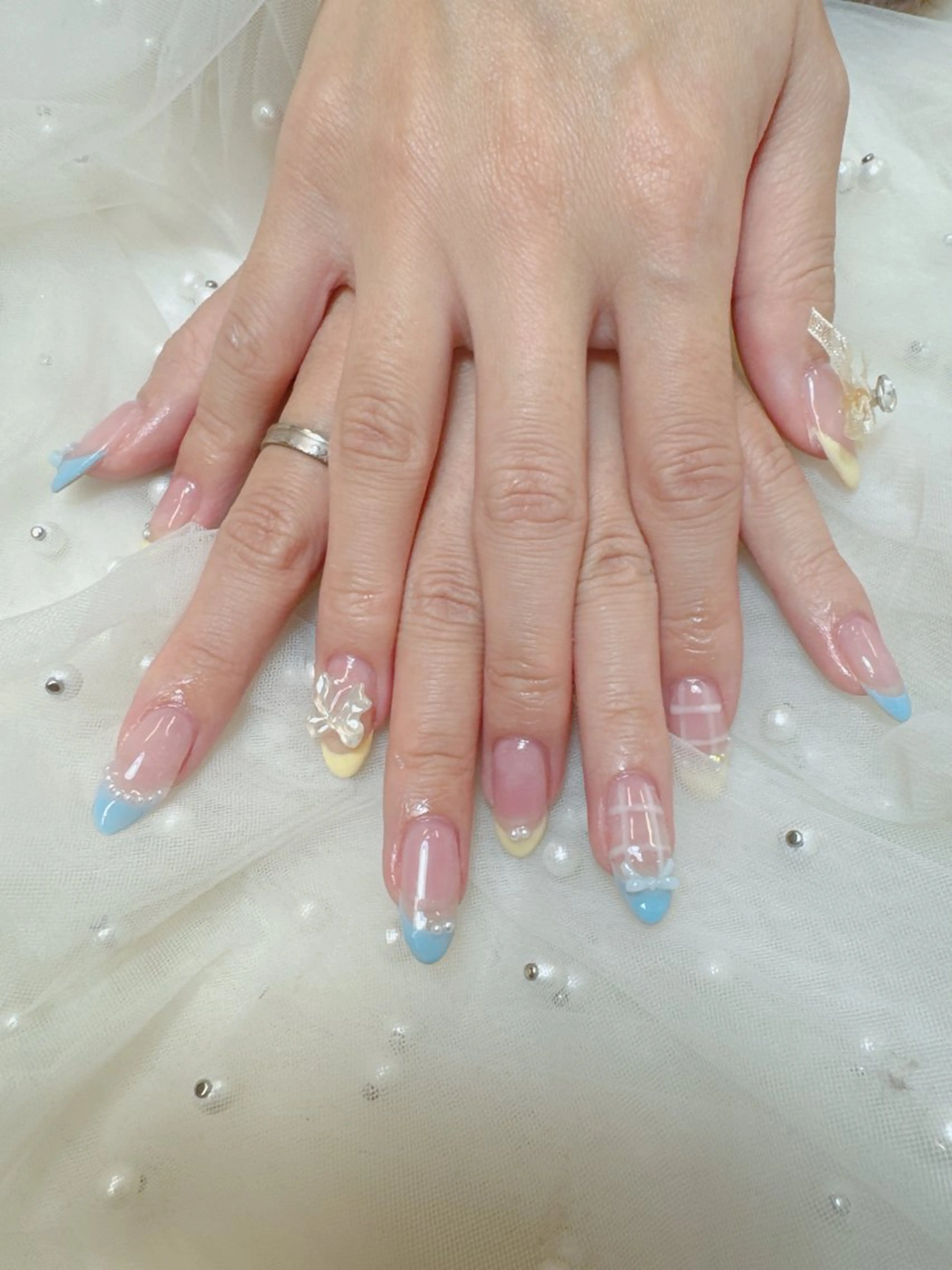 ネイル 成人式 フレンチネイル ジェルネイル ガラスフレンチ キラキラネイル ハンドネイル Queeens nailのネイルデザイン