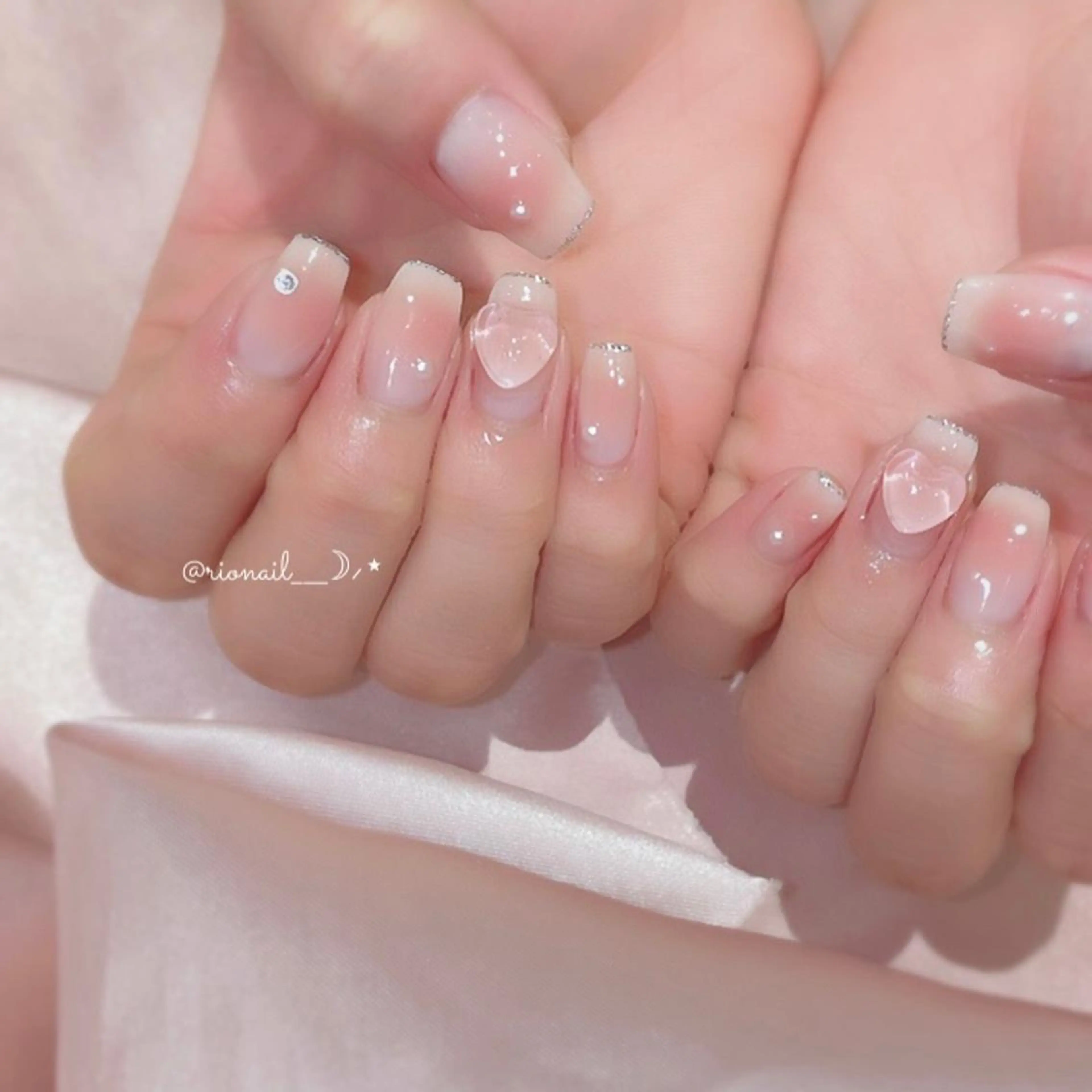 ネイル チークネイル ラメ(グリッター) 𝘙𝘪𝘰𝘯𝘢 ...🕯🤍のネイルデザイン