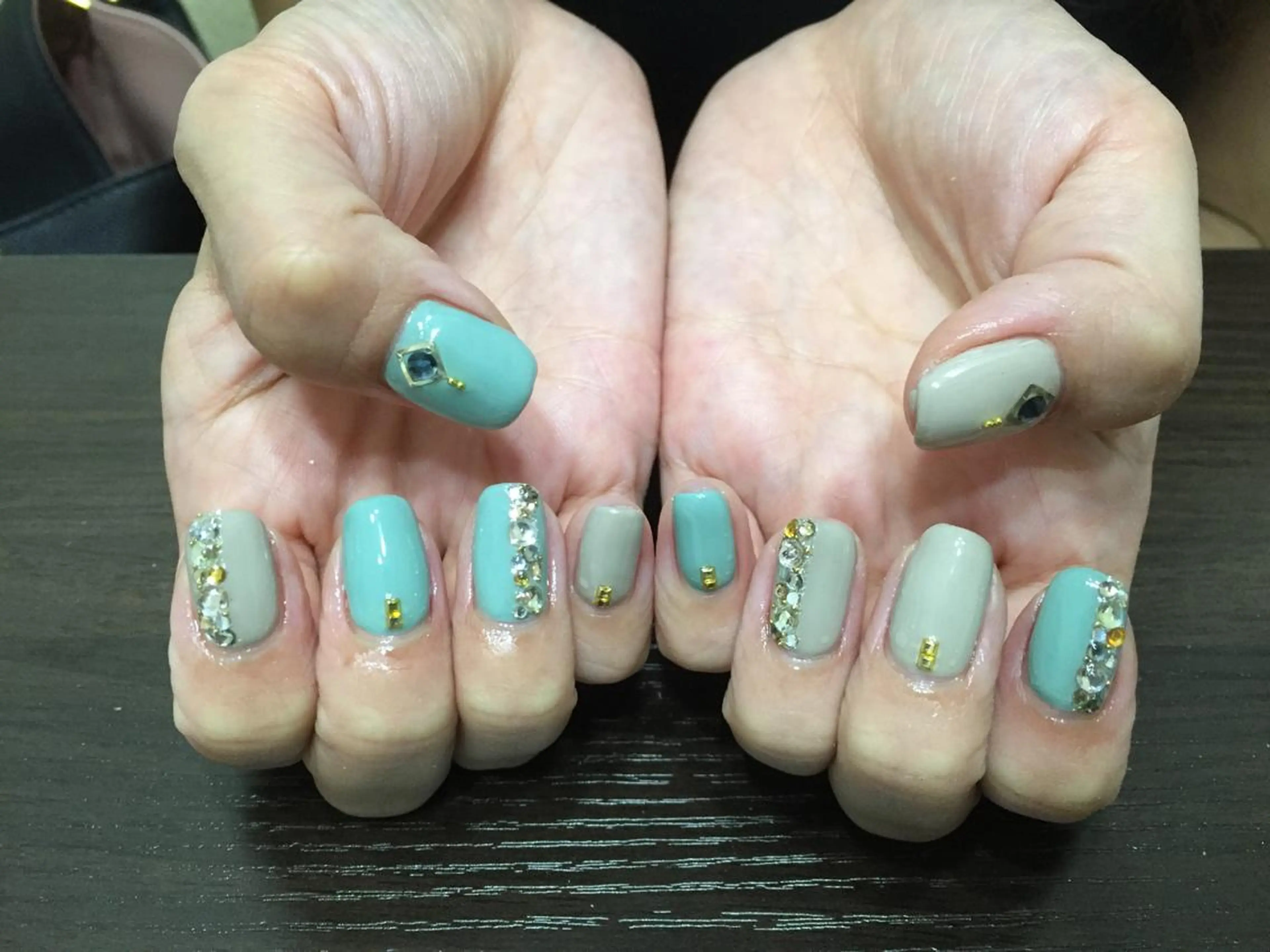 ネイル ストーンネイル Lily closetのネイルデザイン