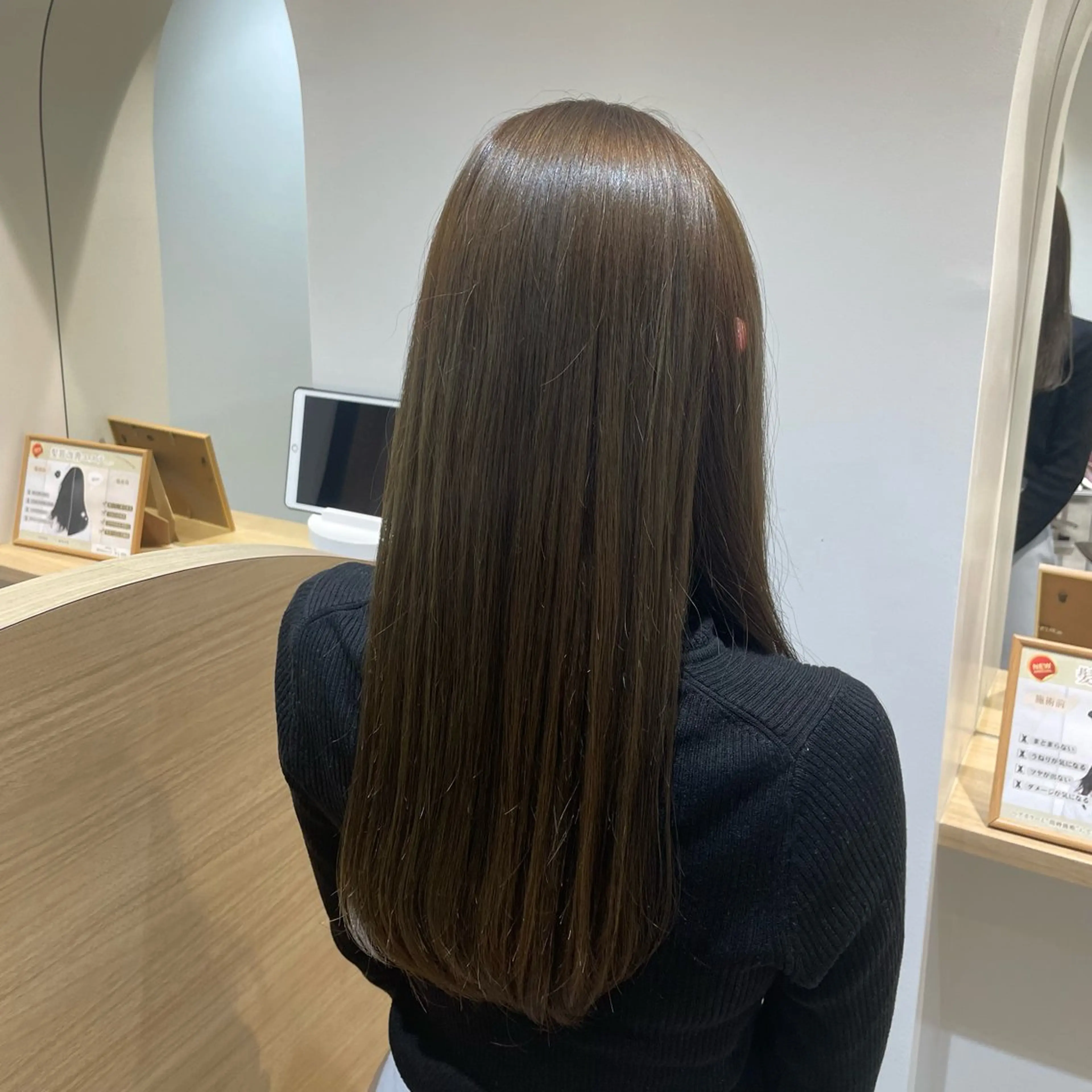 ロング カラー アッシュ ベージュカラー MIKU .のヘアスタイル