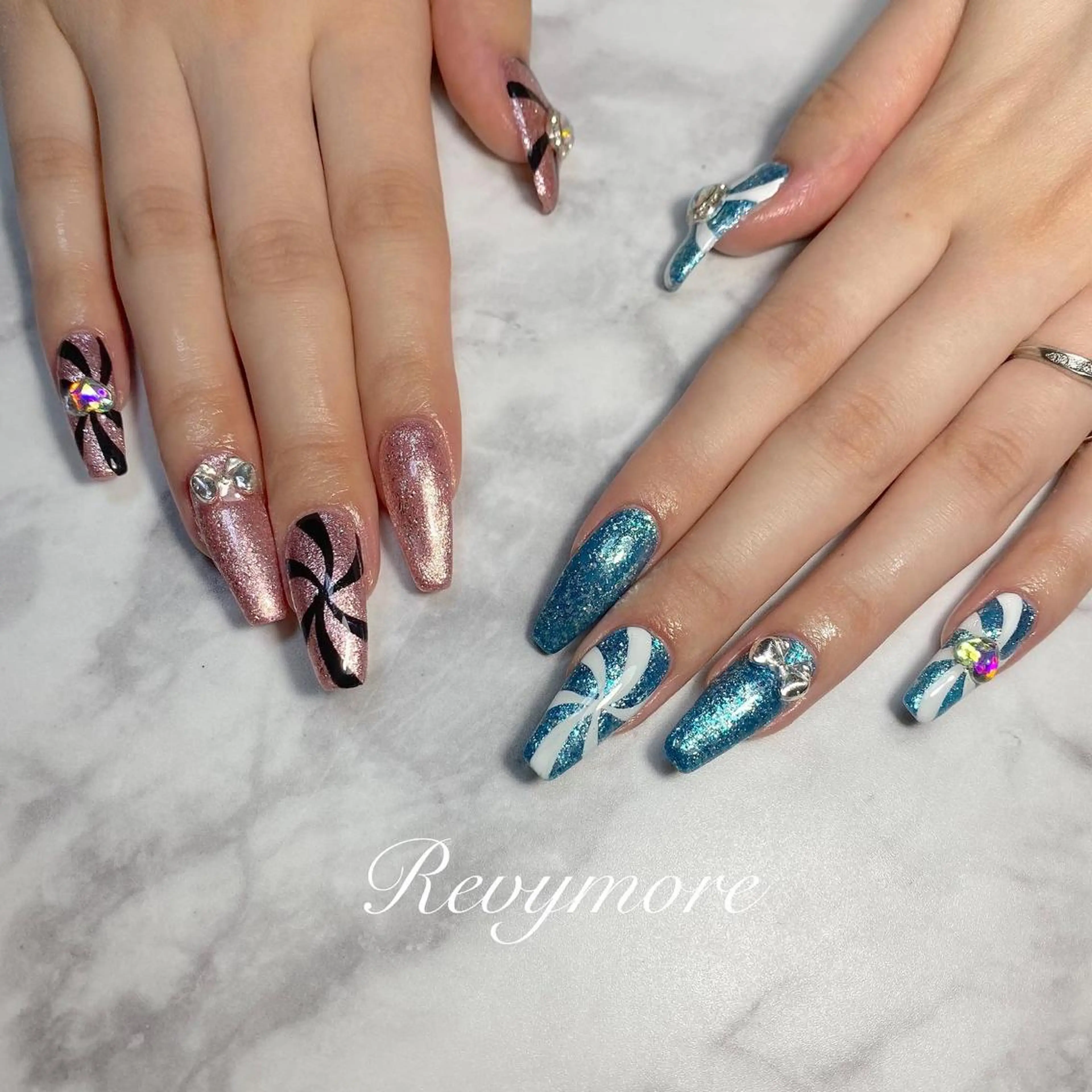 ミディアム ネイル 韓国風ヘア ジェルネイル キラキラネイル 韓国ネイル ニュアンスネイル nail salon Revymoreのネイルデザイン