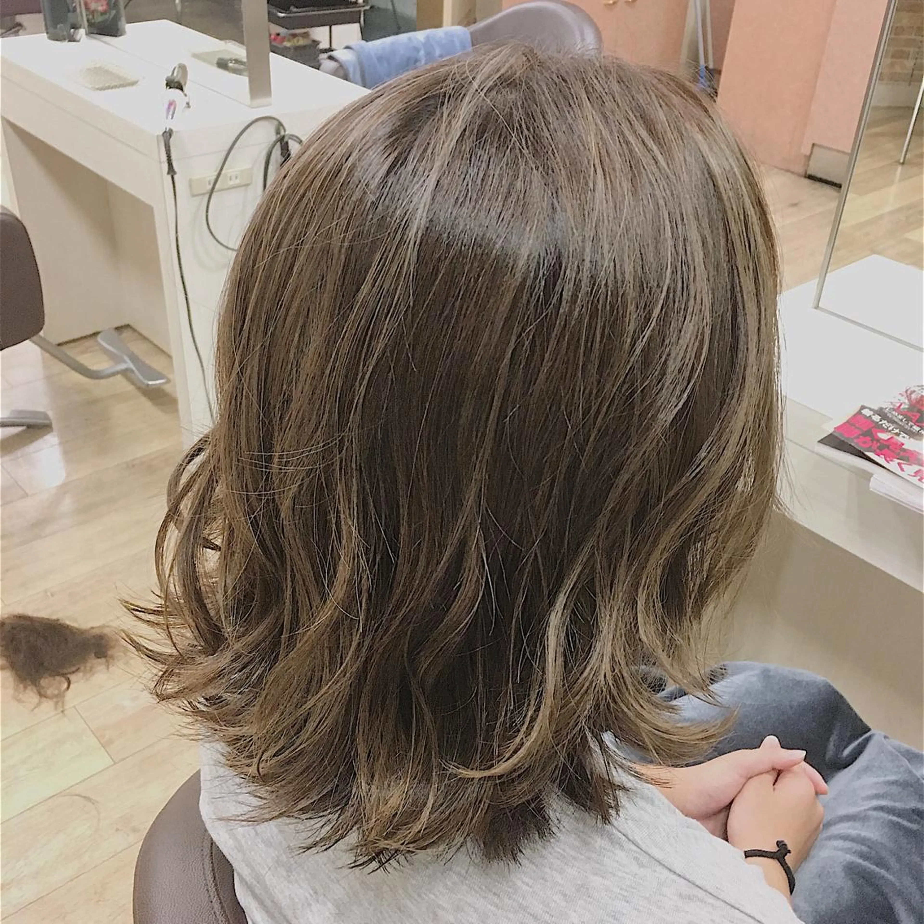 ミディアム カラー アッシュ ベージュカラー ハイライトカラー ハイライト ノンダメージ髪質改善 カラー💎/KURAのヘアスタイル