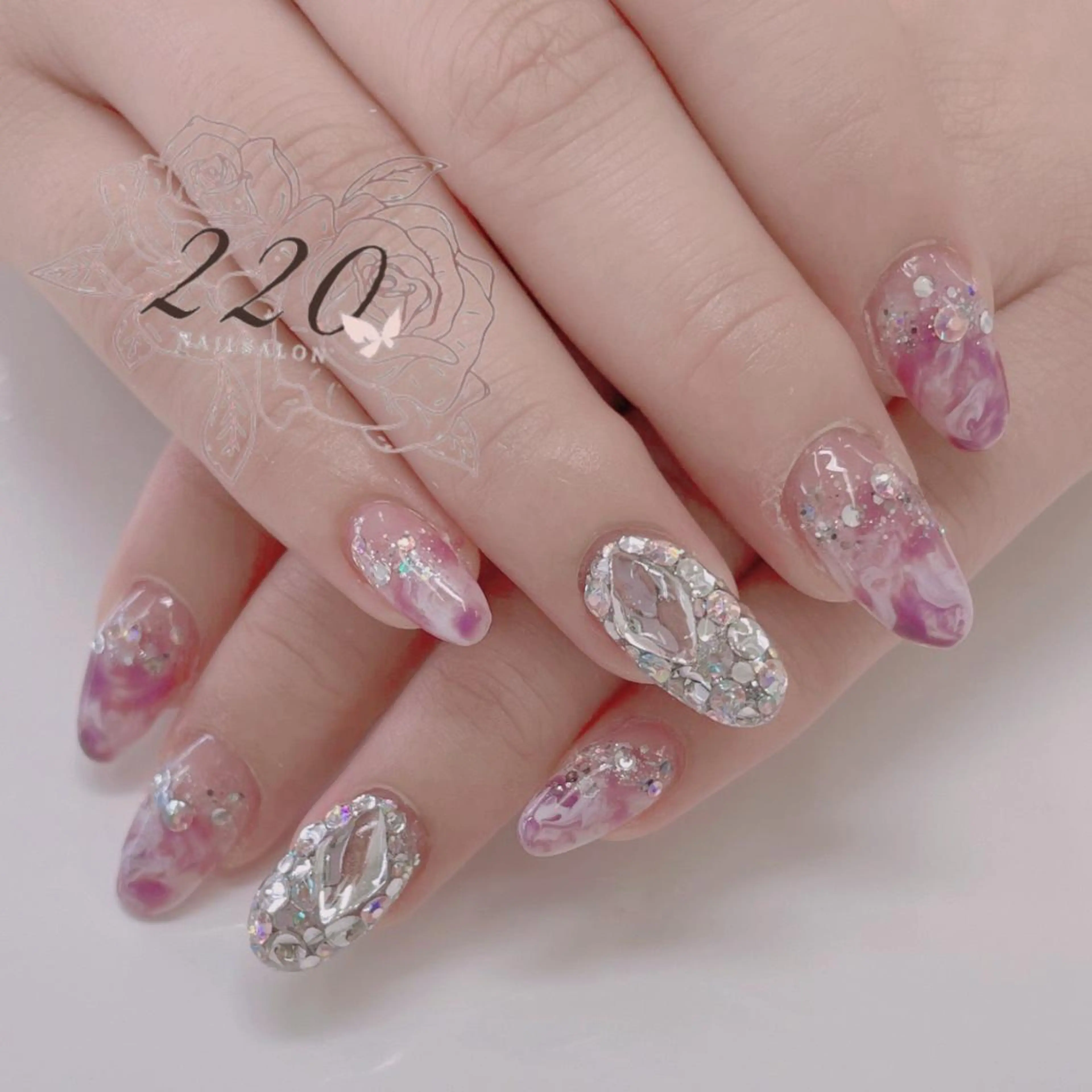 ミディアム ネイル キラキラネイル 大理石ネイル(マーブル) nailsalon 220momokaのネイルデザイン