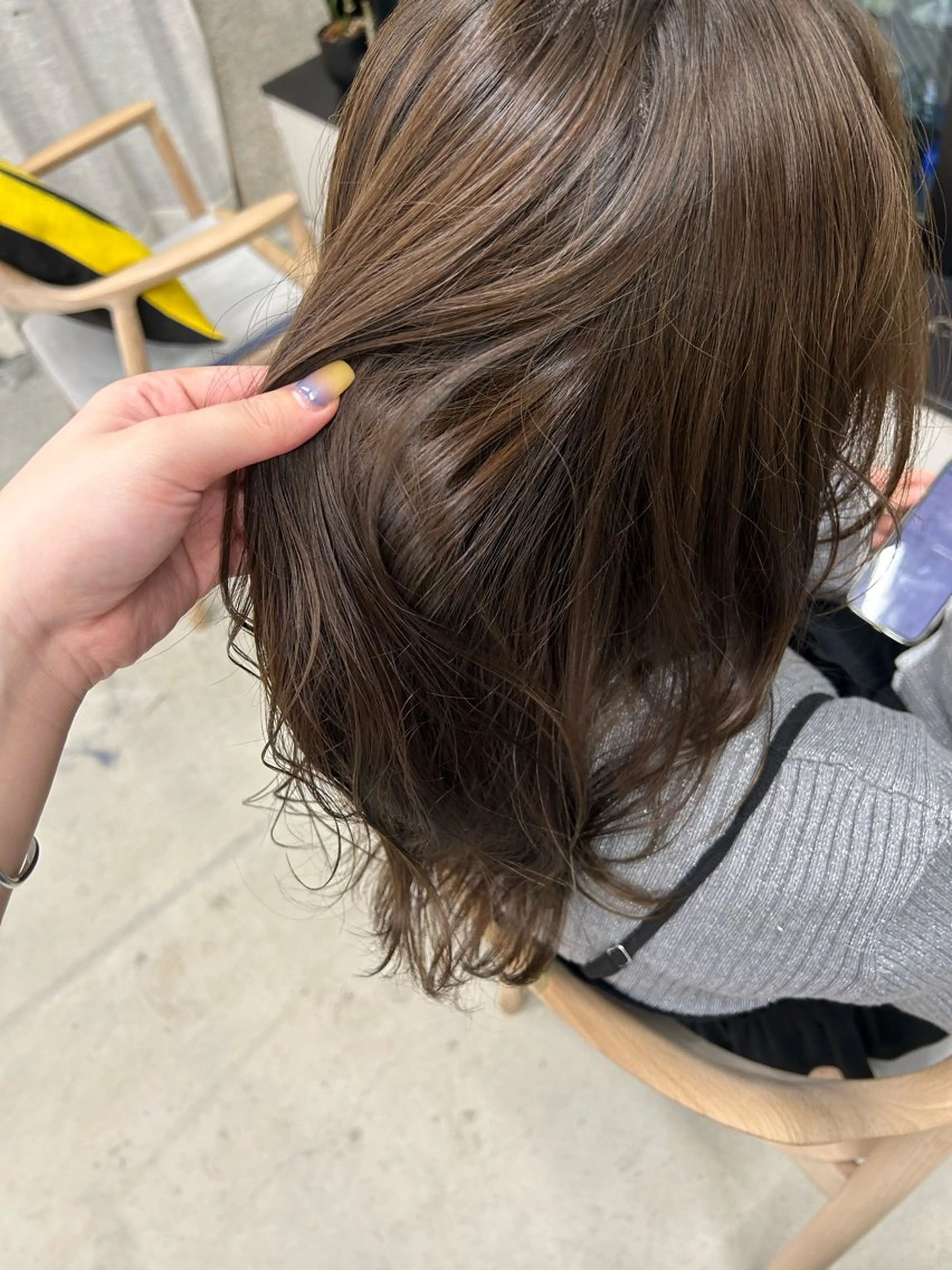 セミロング シアーブラウン ヘアカラー トリートメント SiLO Yukinaのヘアスタイル