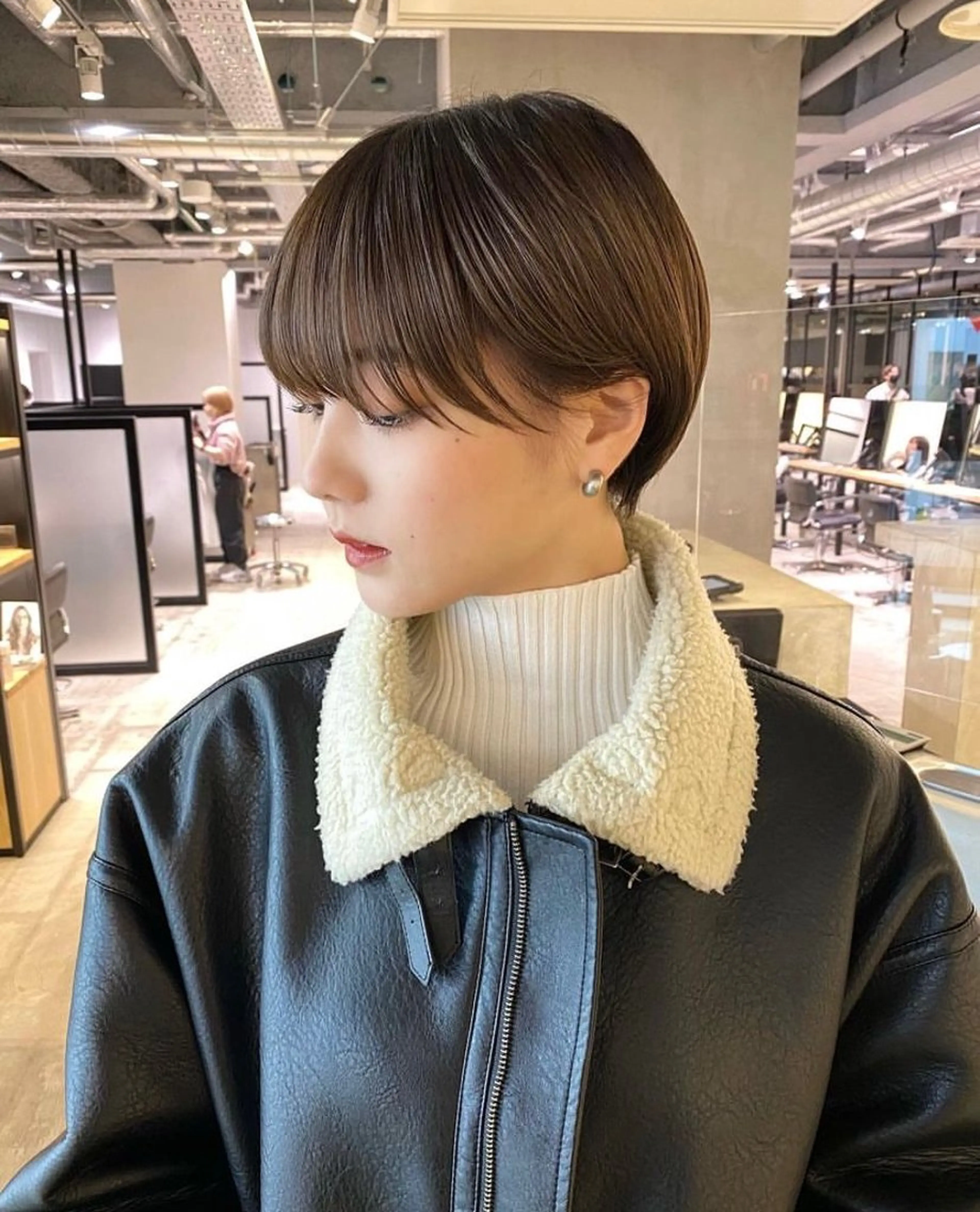 ショート カラー 黒染め落とし ムラ修正　ハイトーンのヘアスタイル