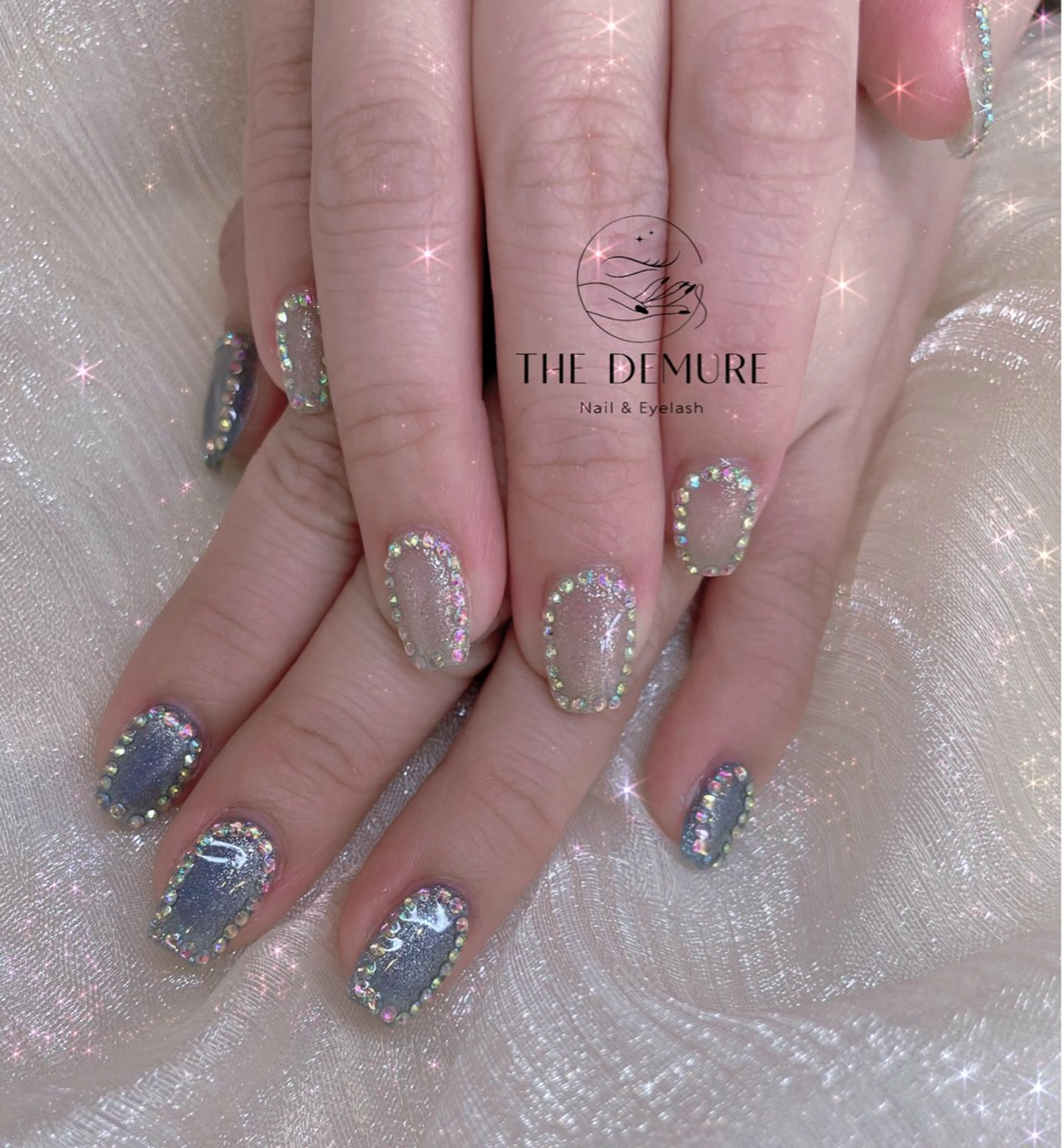 ネイル アートネイル キラキラネイル 韓国ネイル 水色 ロングネイル ハンドネイル ハンドケア Demure Momo銀座店のネイルデザイン