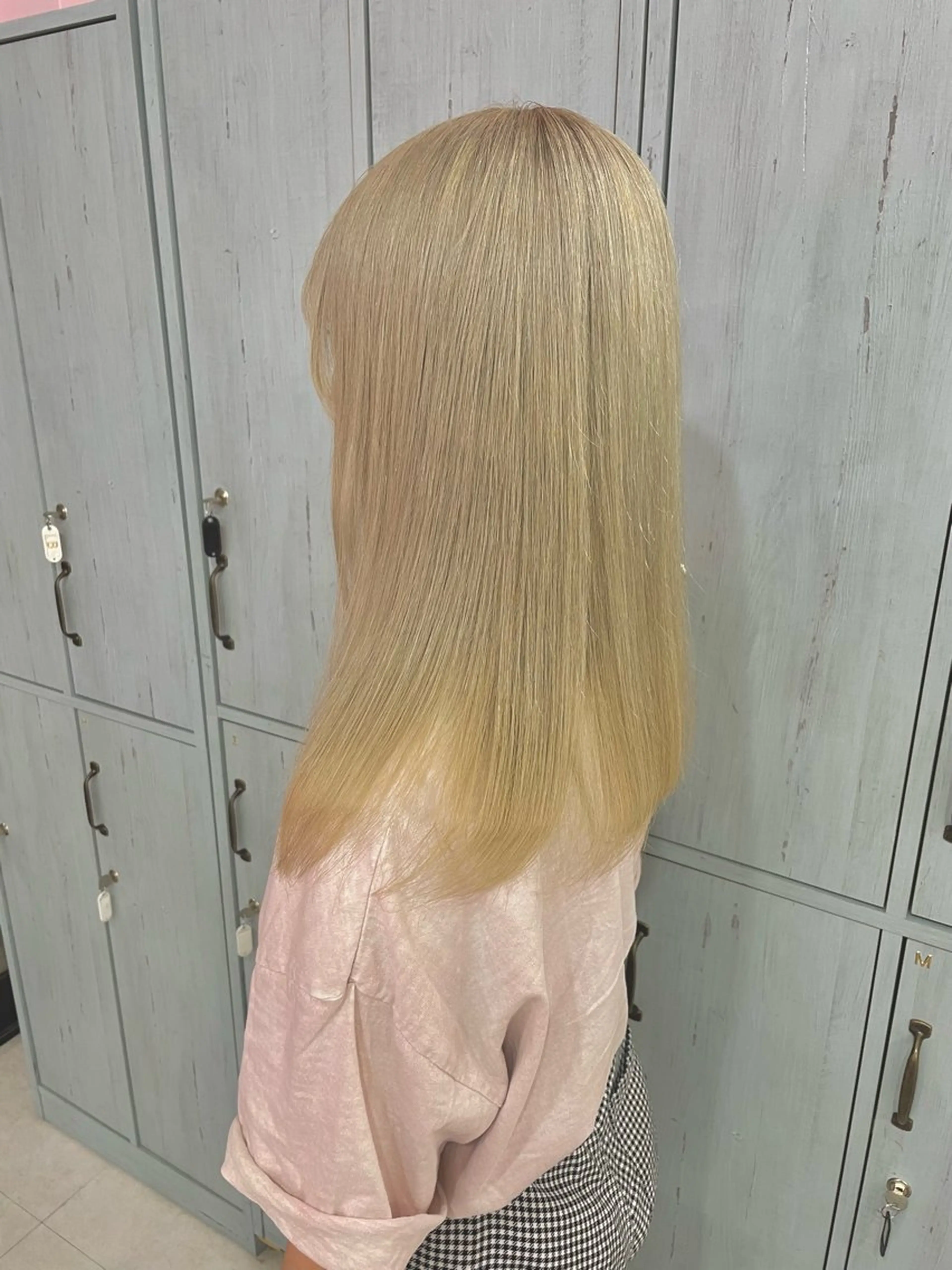 カラー ベージュカラー ブリーチ グレージュ ハイトーンカラー ホワイトベージュ ツヤ髪矯正 Kanaのヘアスタイル