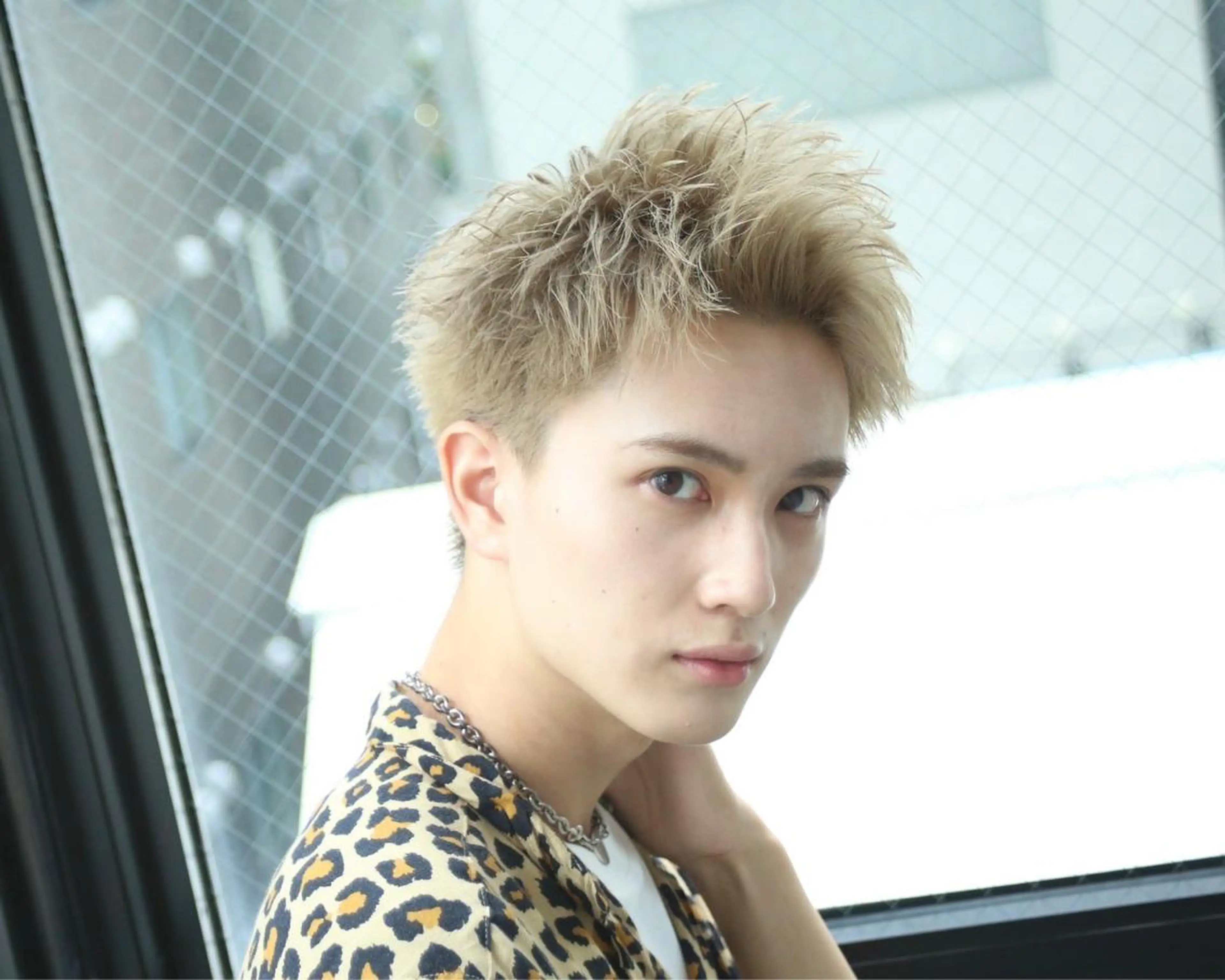 ショート カラー パーマ メンズ アップバング メンズブリーチ センターパート ダウンパーマ フェードカット Men'ssalon LiG／kaitoのヘアスタイル