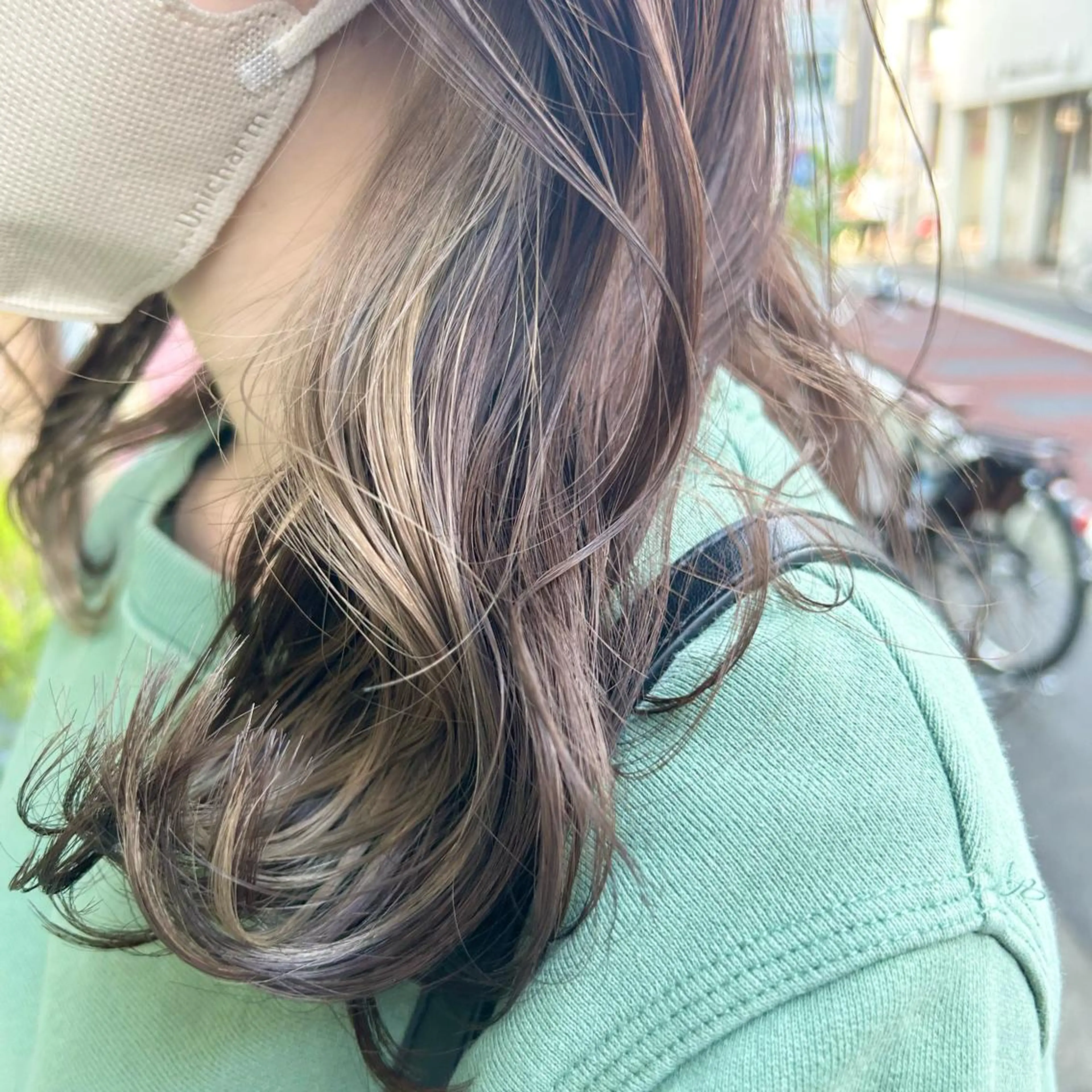 ミディアム カラー ベージュカラー ブリーチ ハイトーンカラー インナーカラー ミルクティーベージュ カット ヘアカラー トリートメント ヘッドスパ BRITS 渡辺 菜々子のヘアスタイル