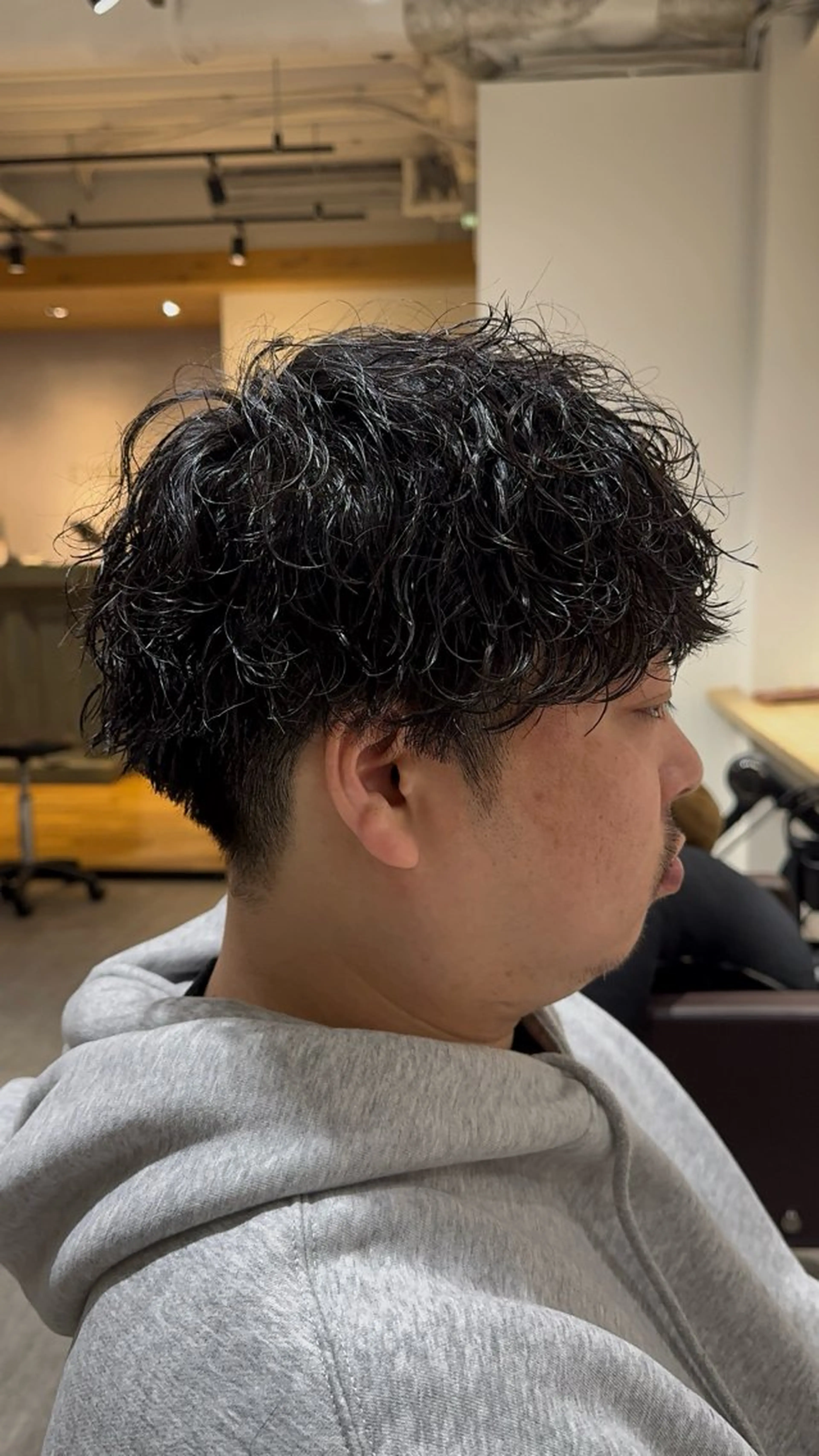 カット+波巻きスパイラルパーマの写真