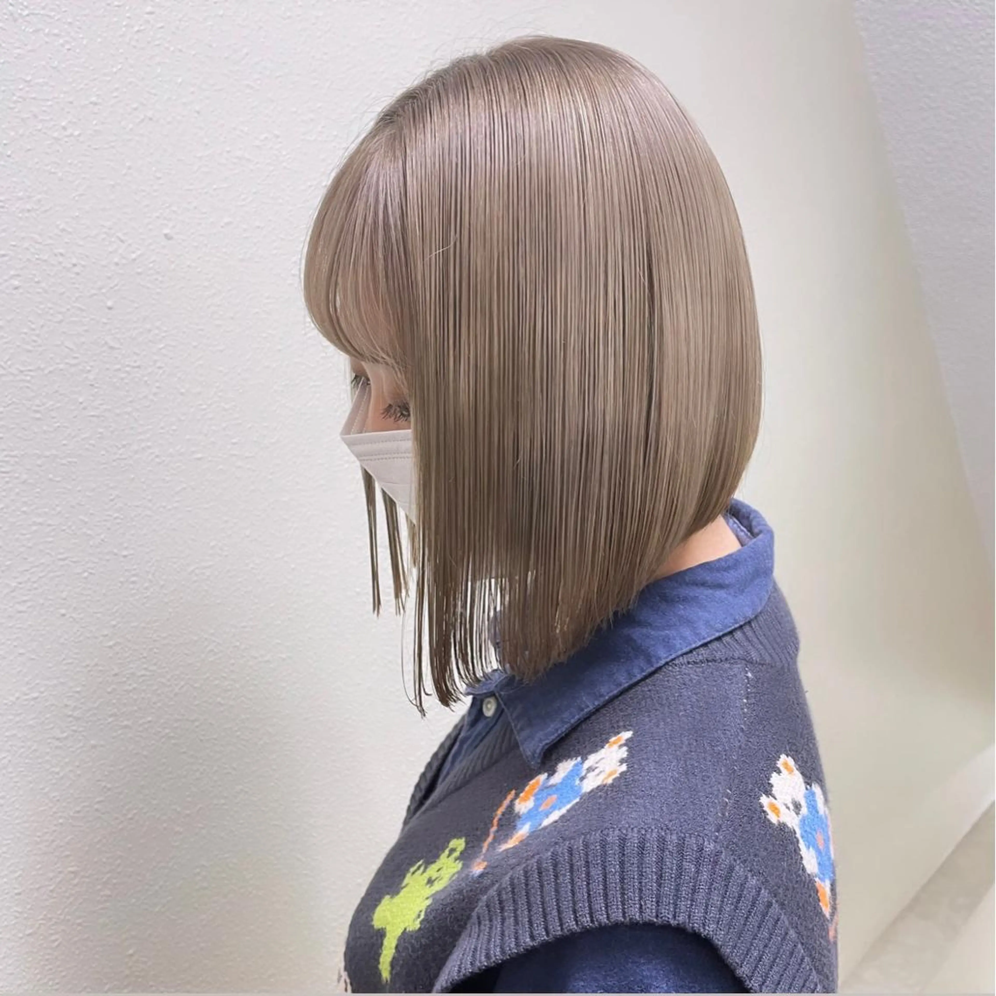 ミディアム カラー パーマ ヘアアレンジ メンズ キッズ ネイル マツエク・マツパ アイブロウ 切りっぱなしヘアボブ ミディアムヘアRYOのヘアスタイル