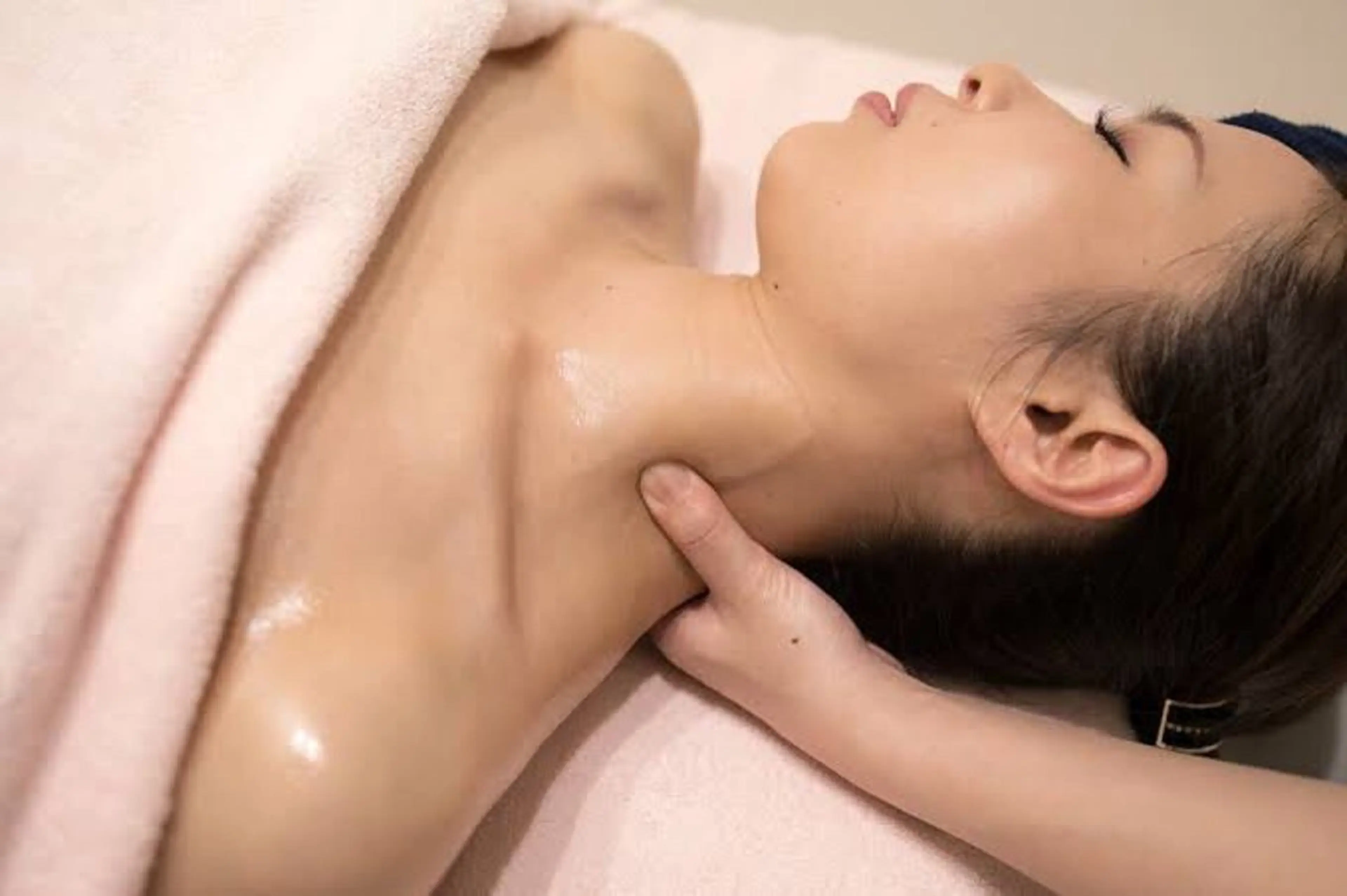 ヘッドマッサージ＋背中・首肩オイルマッサージの写真