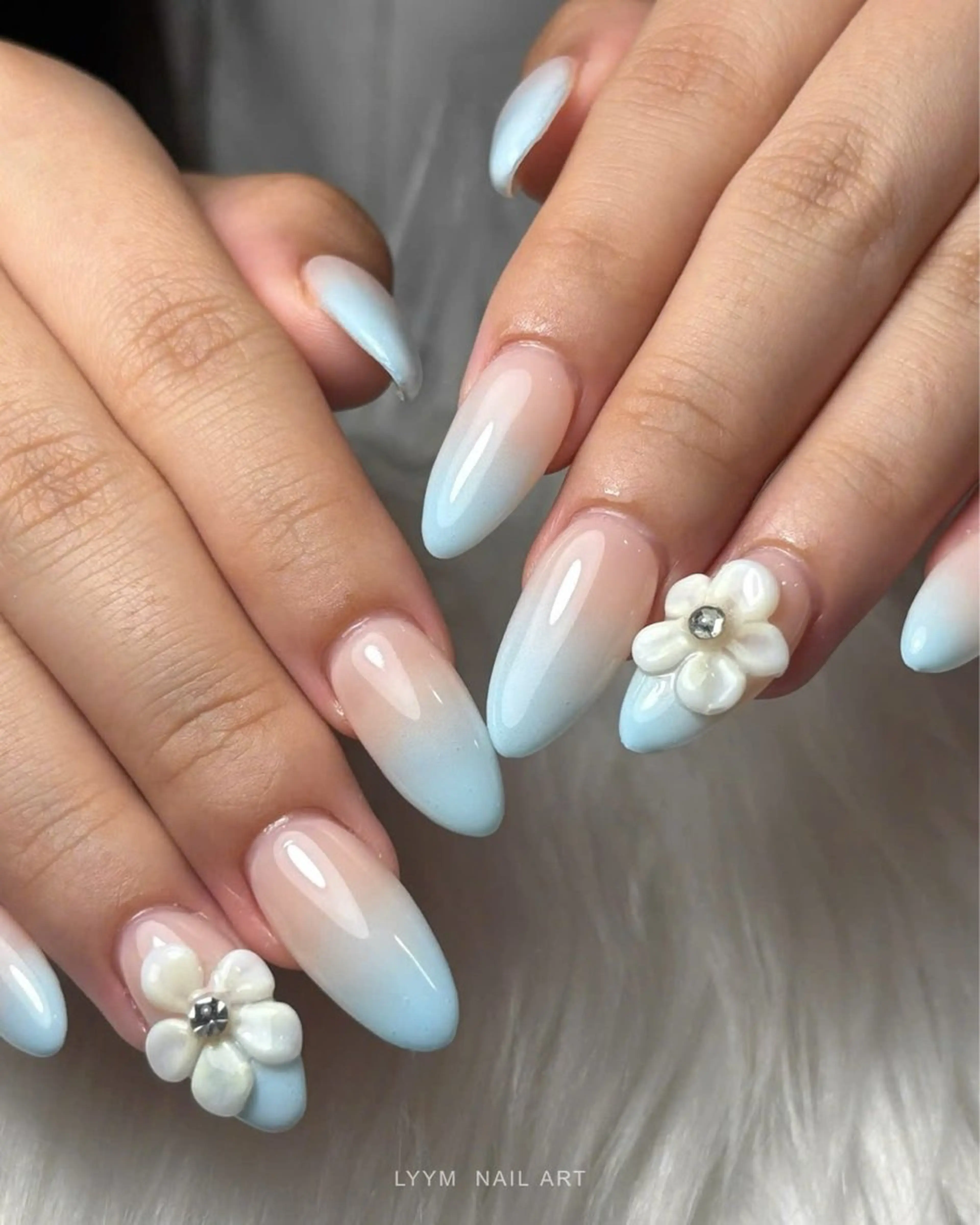 ネイル ブルー フラワーネイル グラデーション 韓国ネイル 春ネイル ハンドネイル LYYM Salonのネイルデザイン