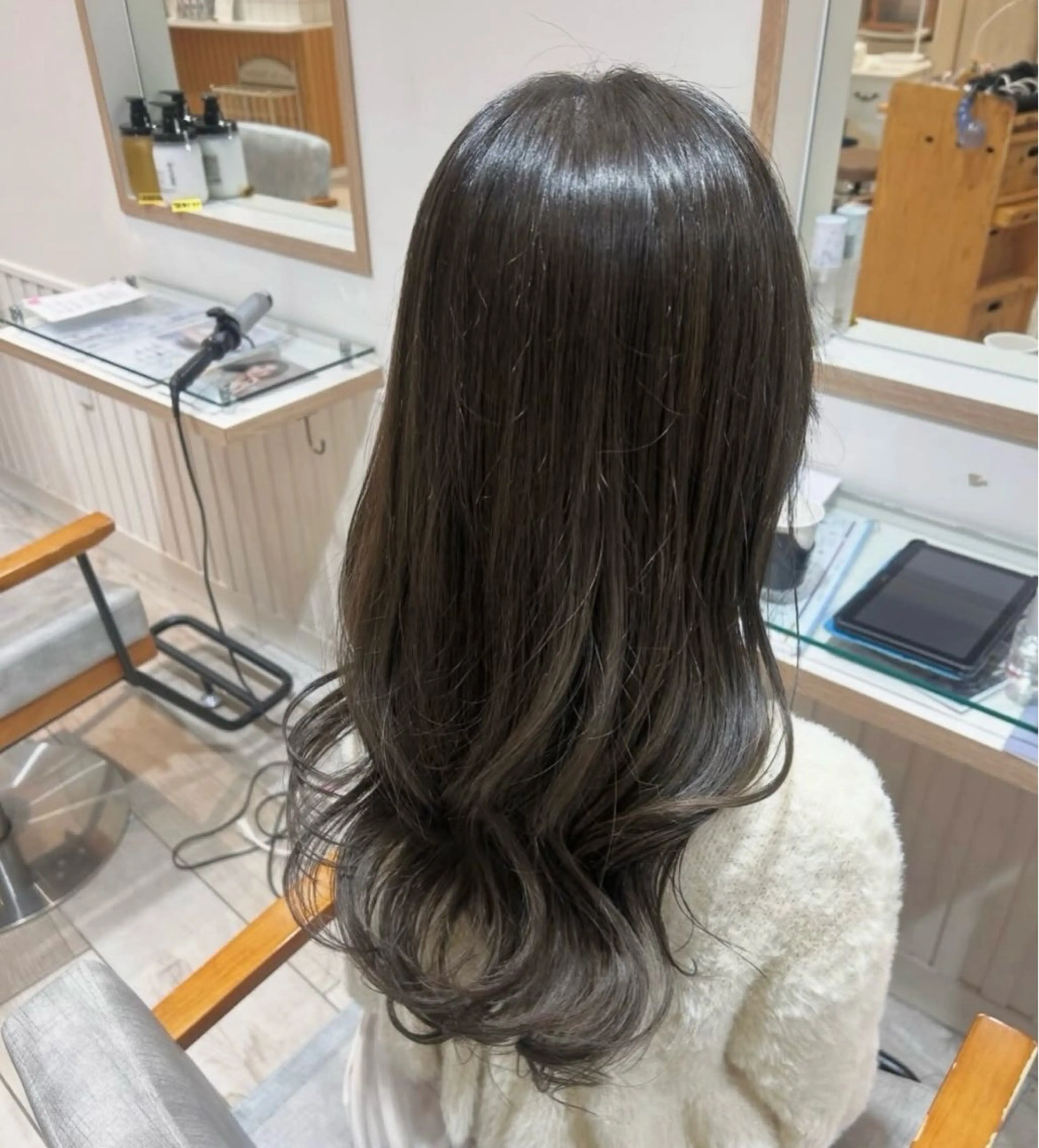 ロング カラー アッシュ レイヤーカット カット ヘアカラー トリートメント 大川 夏実のヘアスタイル