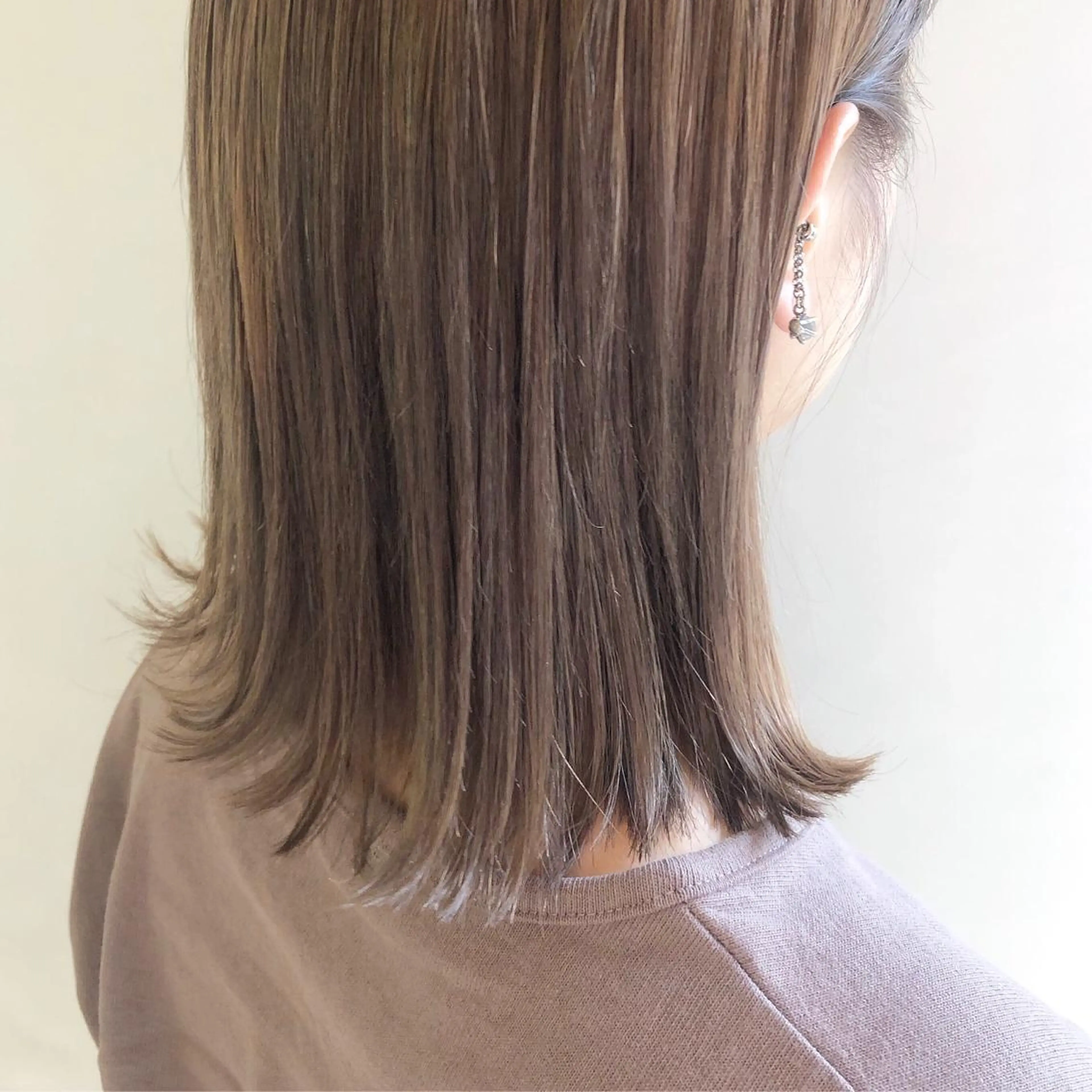 ミディアム カラー ベージュカラー ブリーチ ミルクティーベージュ カット ヘアカラー 齋藤 咲のヘアスタイル