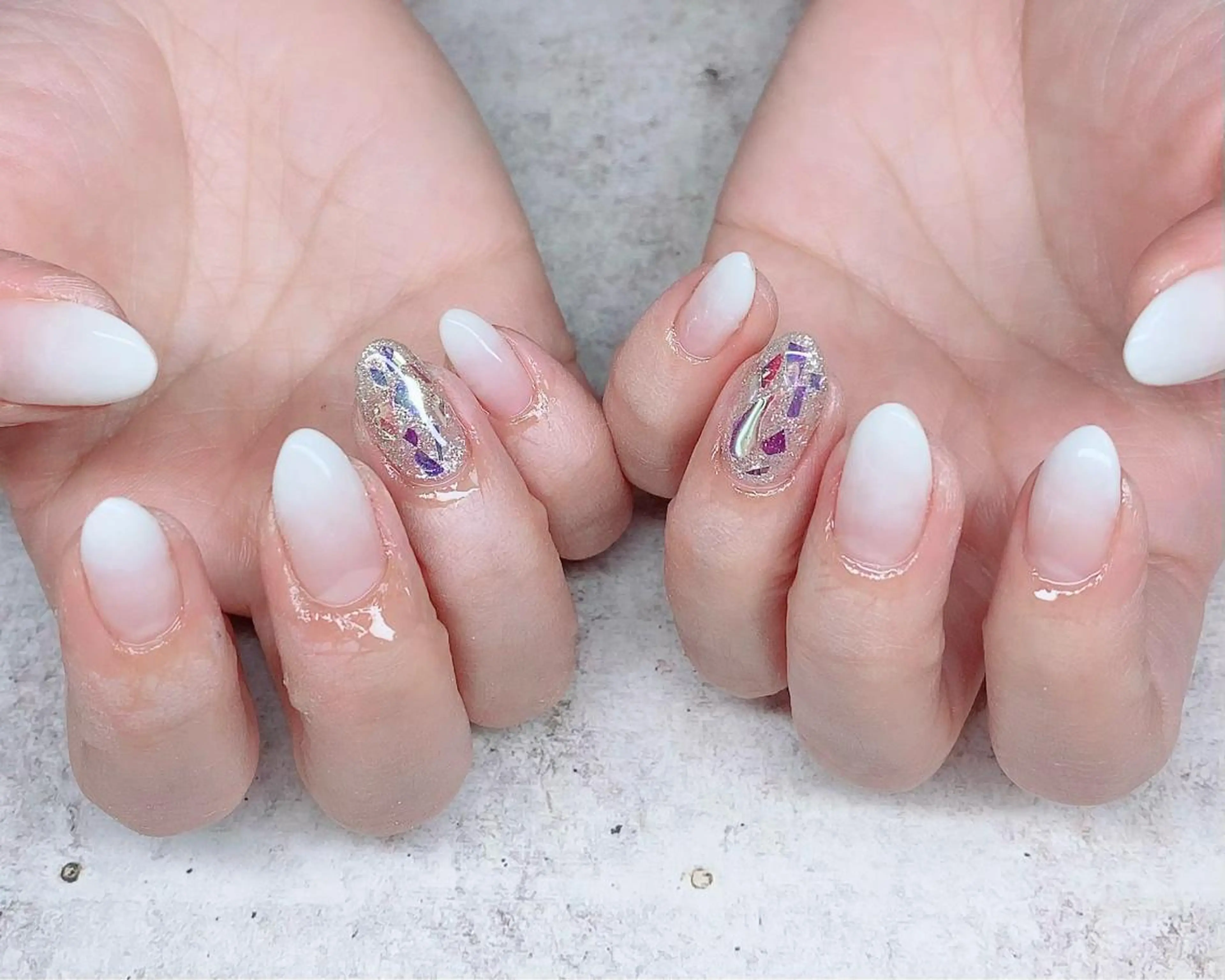 セミロング カラー ネイル グラデーションカラー グラデーション ラメ(グリッター) ホワイト ハンドネイル Nail_by N1のネイルデザイン