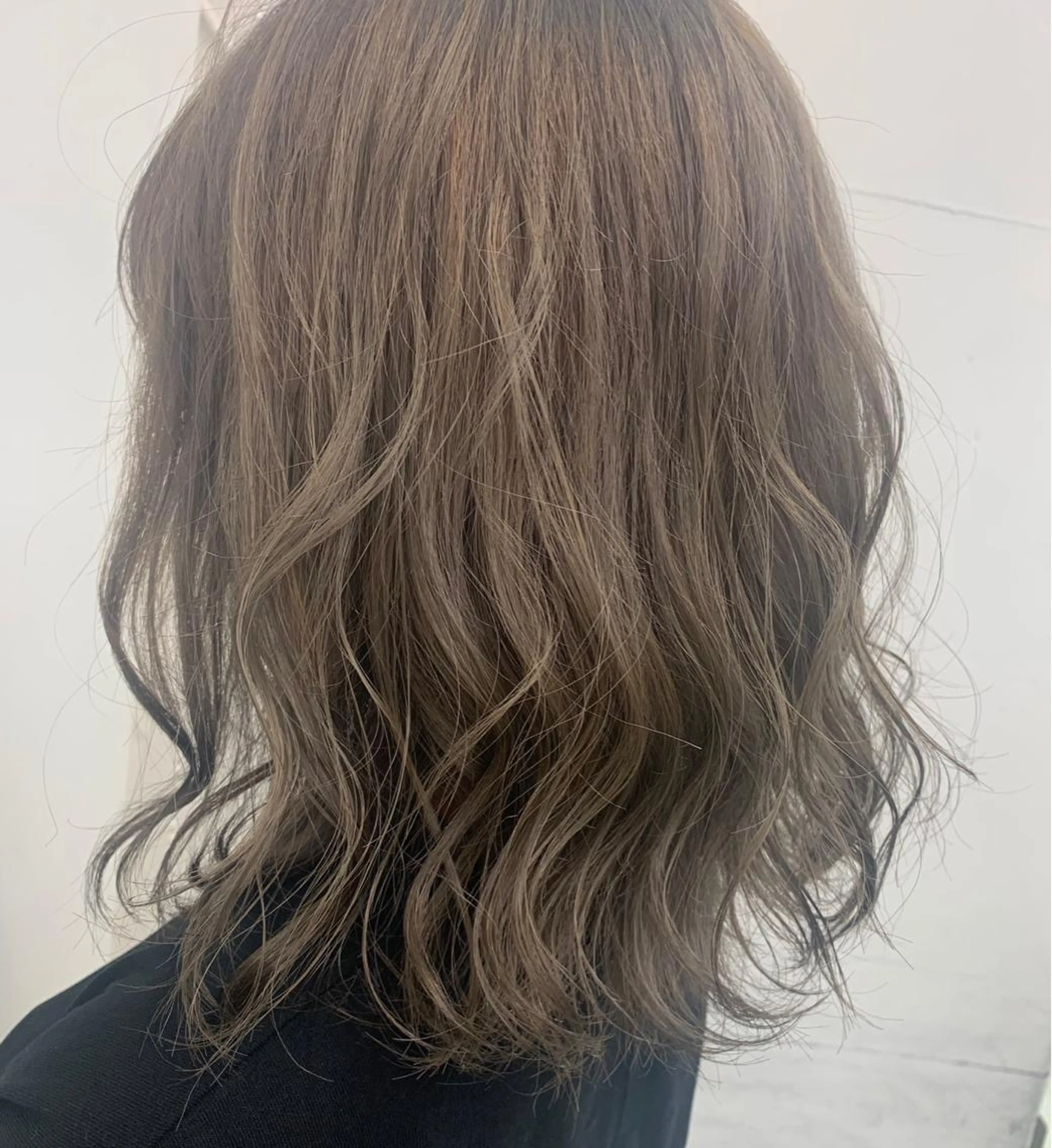 ミディアム アッシュ 川上 紗也加のヘアスタイル