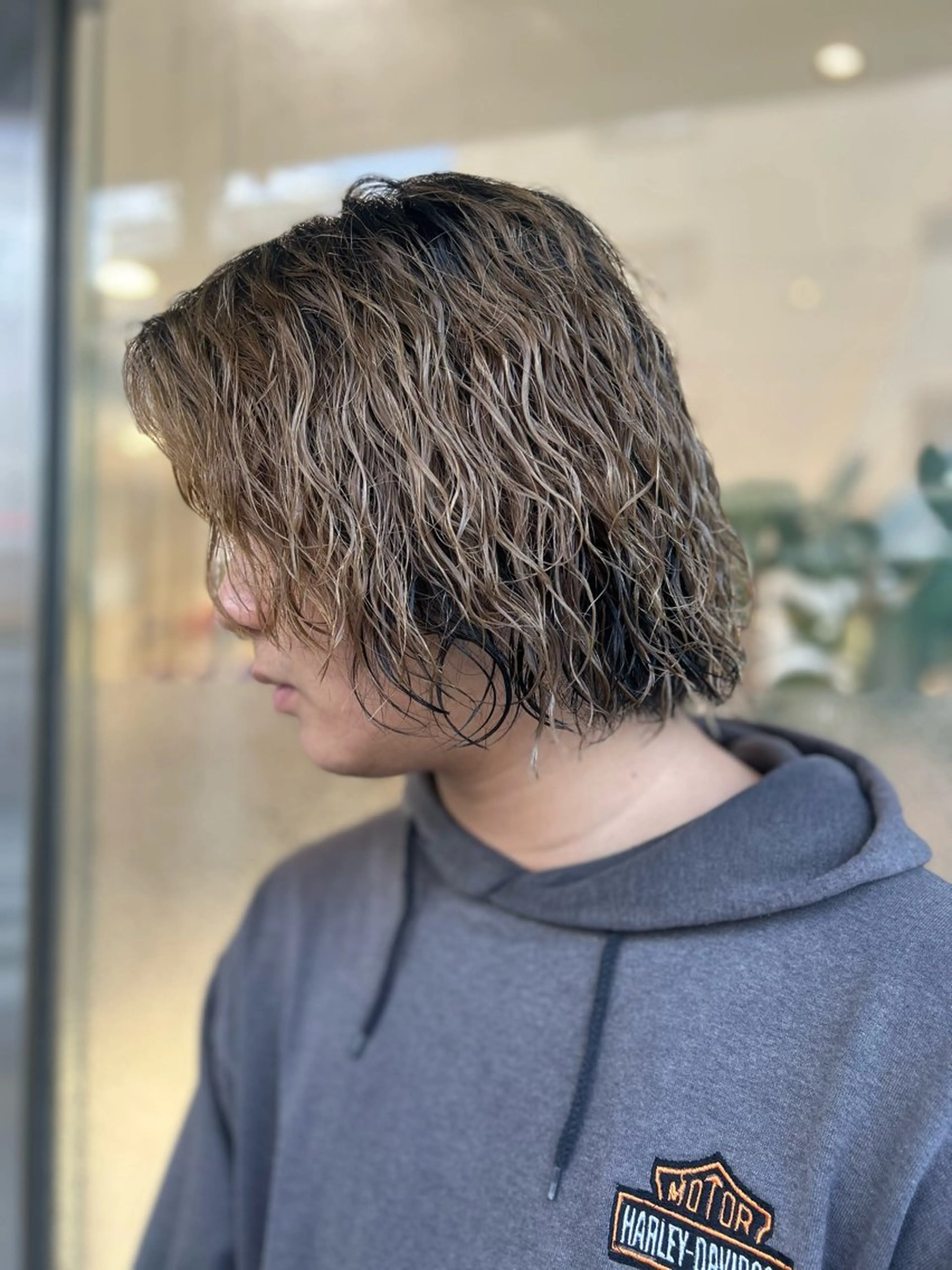 ミディアム パーマ メンズ カット パーマ ヘアセット ハイトーン× デザイン　Runoのヘアスタイル