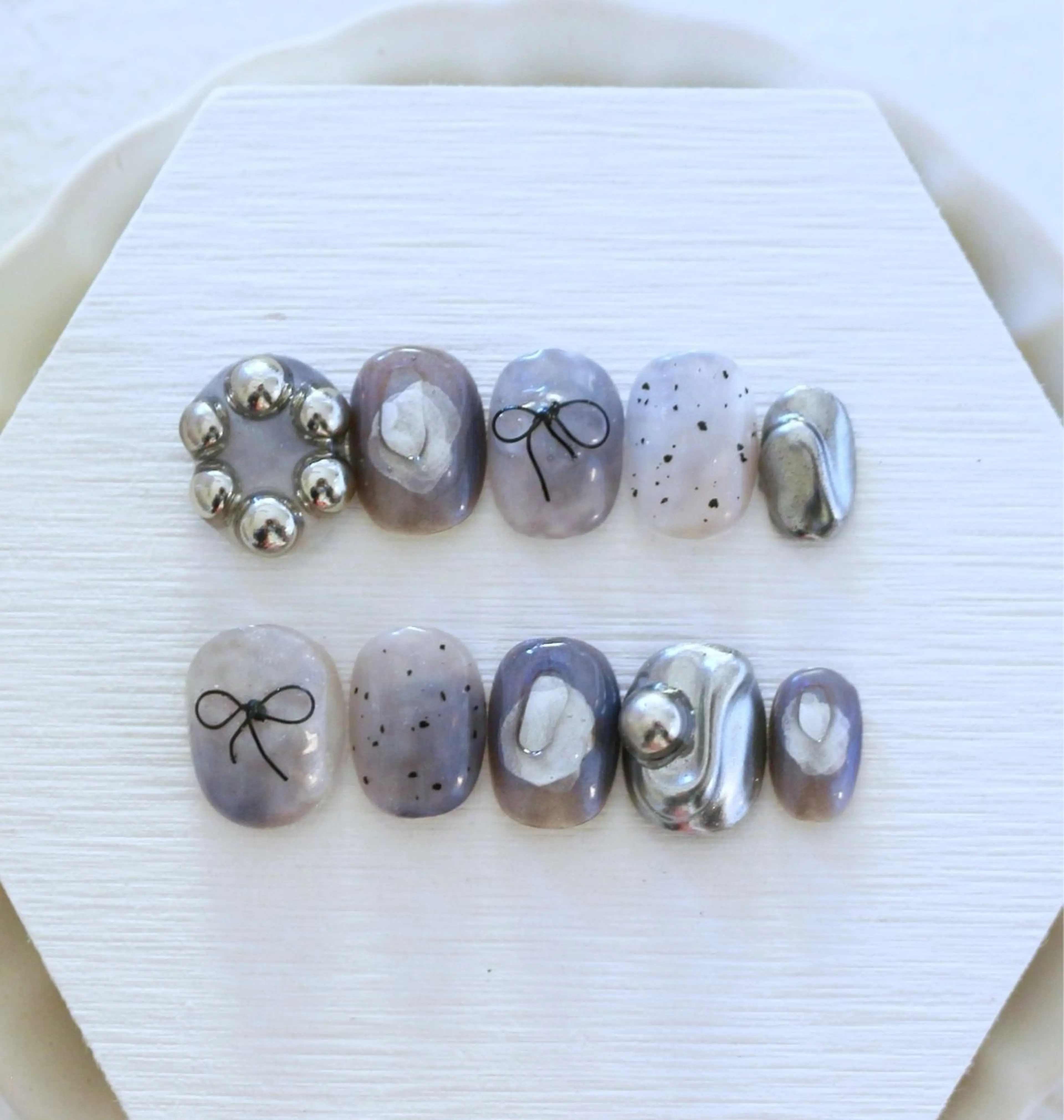 ネイル ブルー ニュアンスネイル リボン シルバー 冬ネイル ハンドネイル Baku Nailsのネイルデザイン