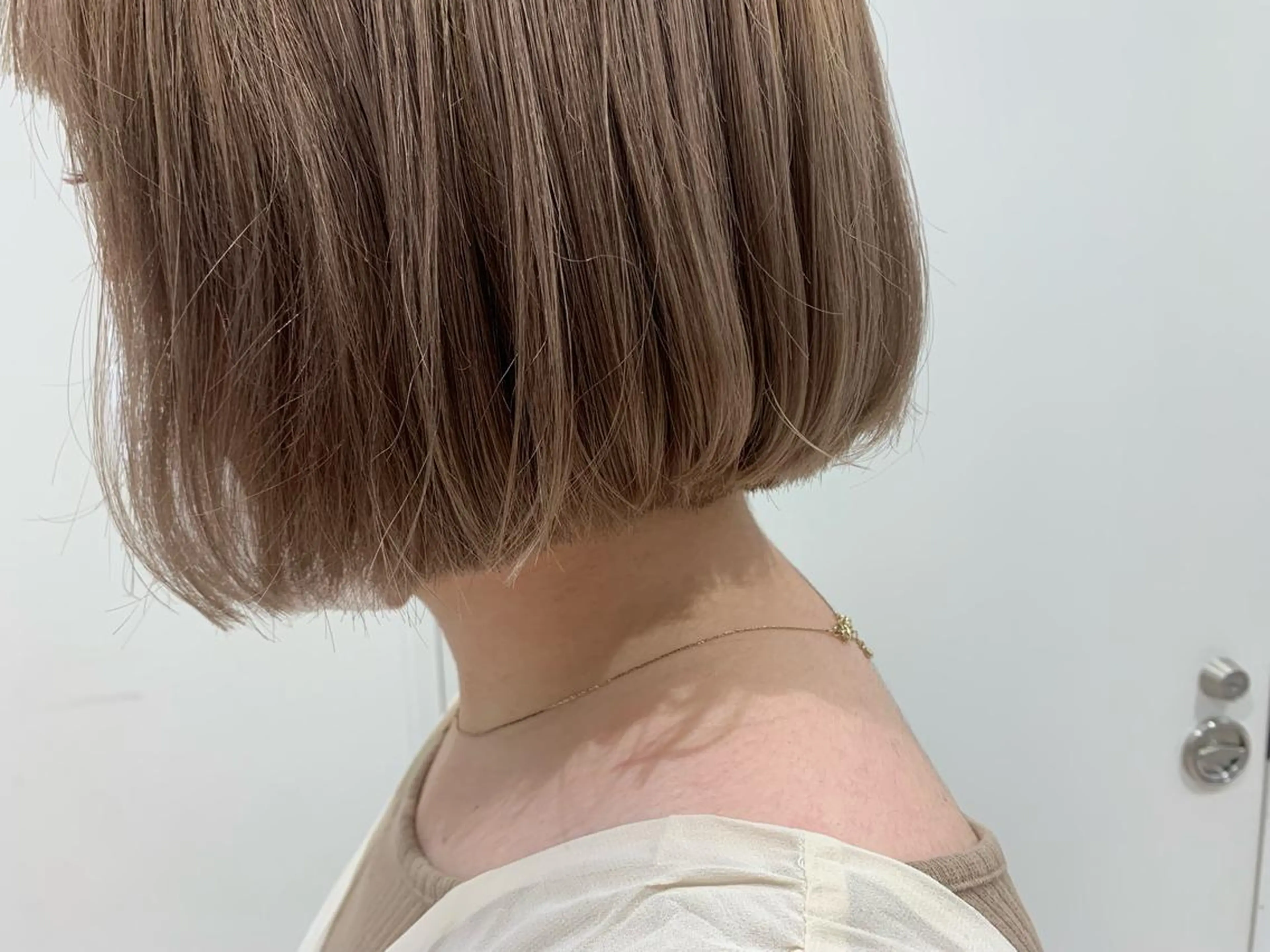 ショート カラー ベージュカラー ミルクティーベージュ カット 縮毛矯正 透明感♡︎♡︎ 佐々木早苗のヘアスタイル