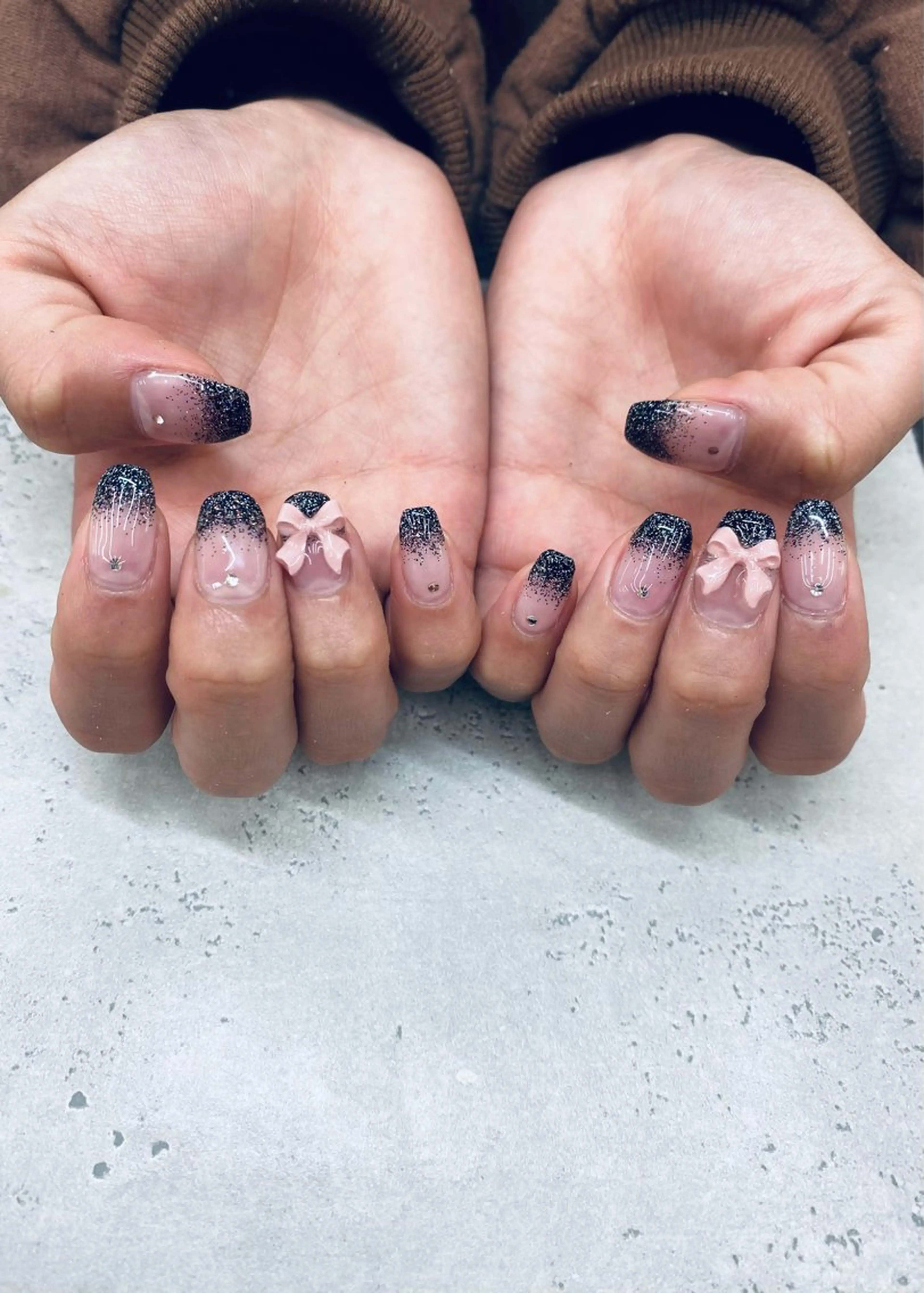 ネイル グラデーション ラメ(グリッター) ラメグラデーション ストーンネイル MAXKELLY AIのネイルデザイン