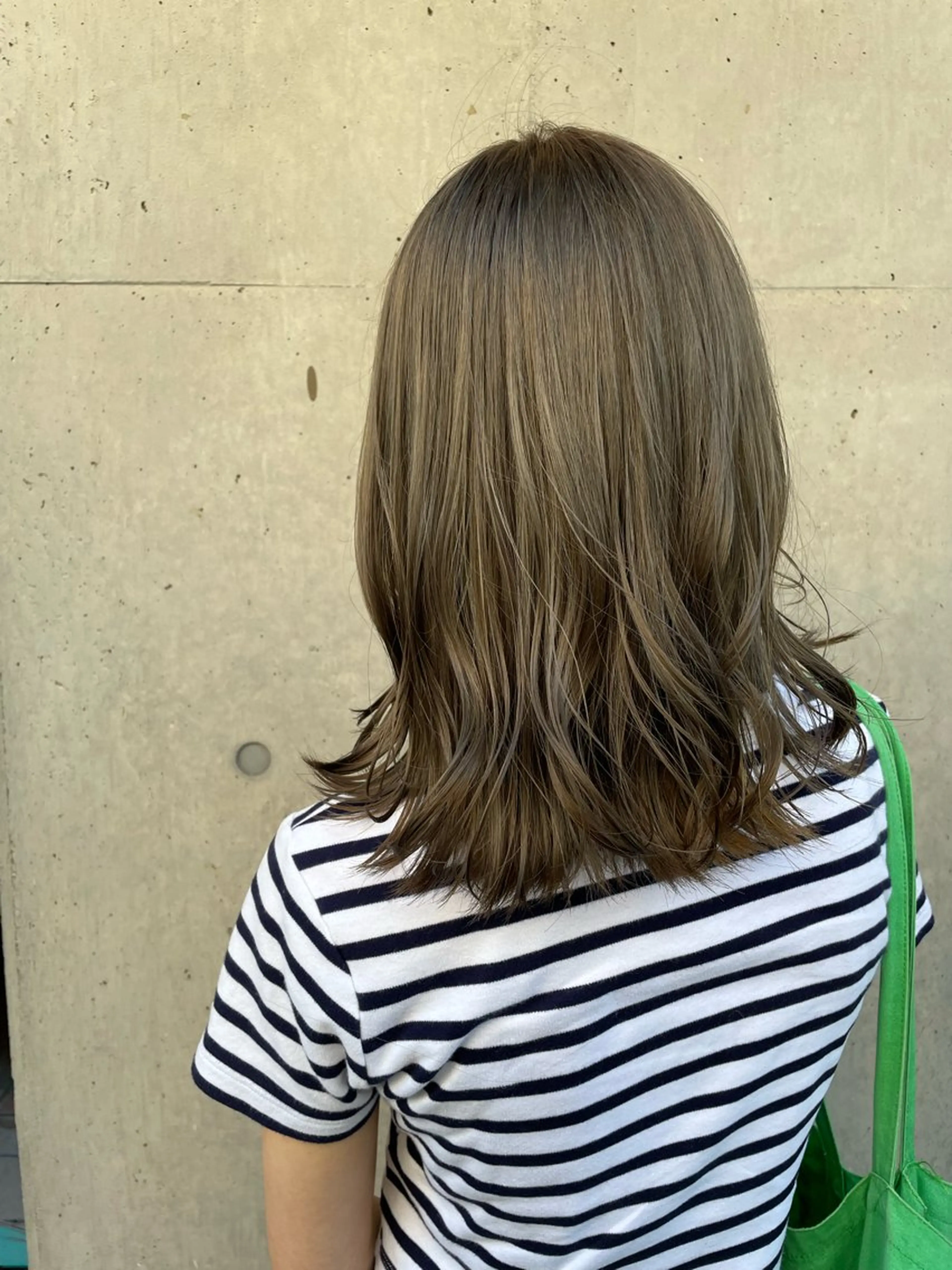 ミディアム カラー ベージュカラー ブリーチ 透明感カラー オリーブベージュ カット ヘアカラー トリートメント コバヤシ カオンのヘアスタイル