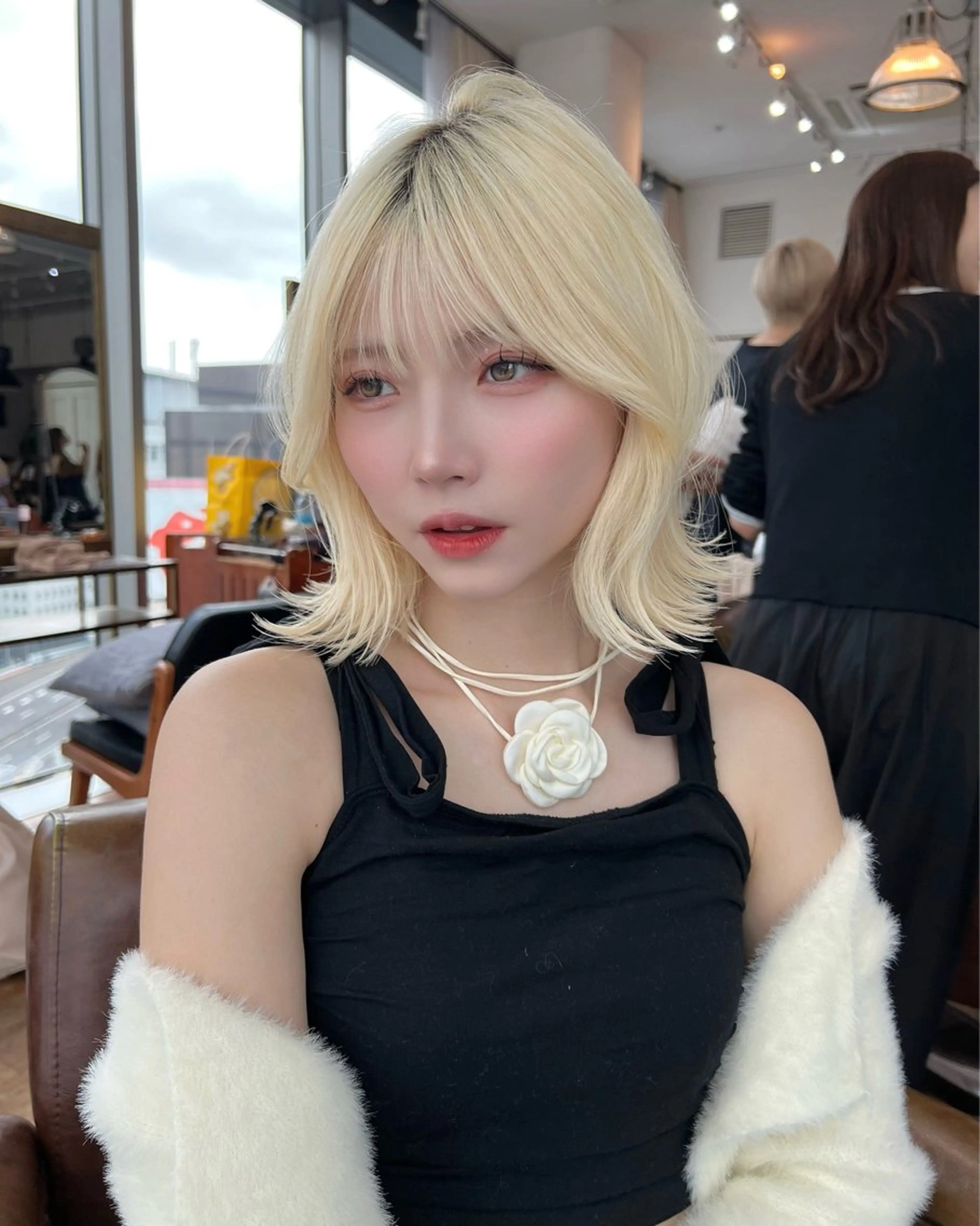 ミディアム カラー カット ヘアカラー トリートメント 抜きっぱなしブロンド /ハイトーン/カナタのヘアスタイル