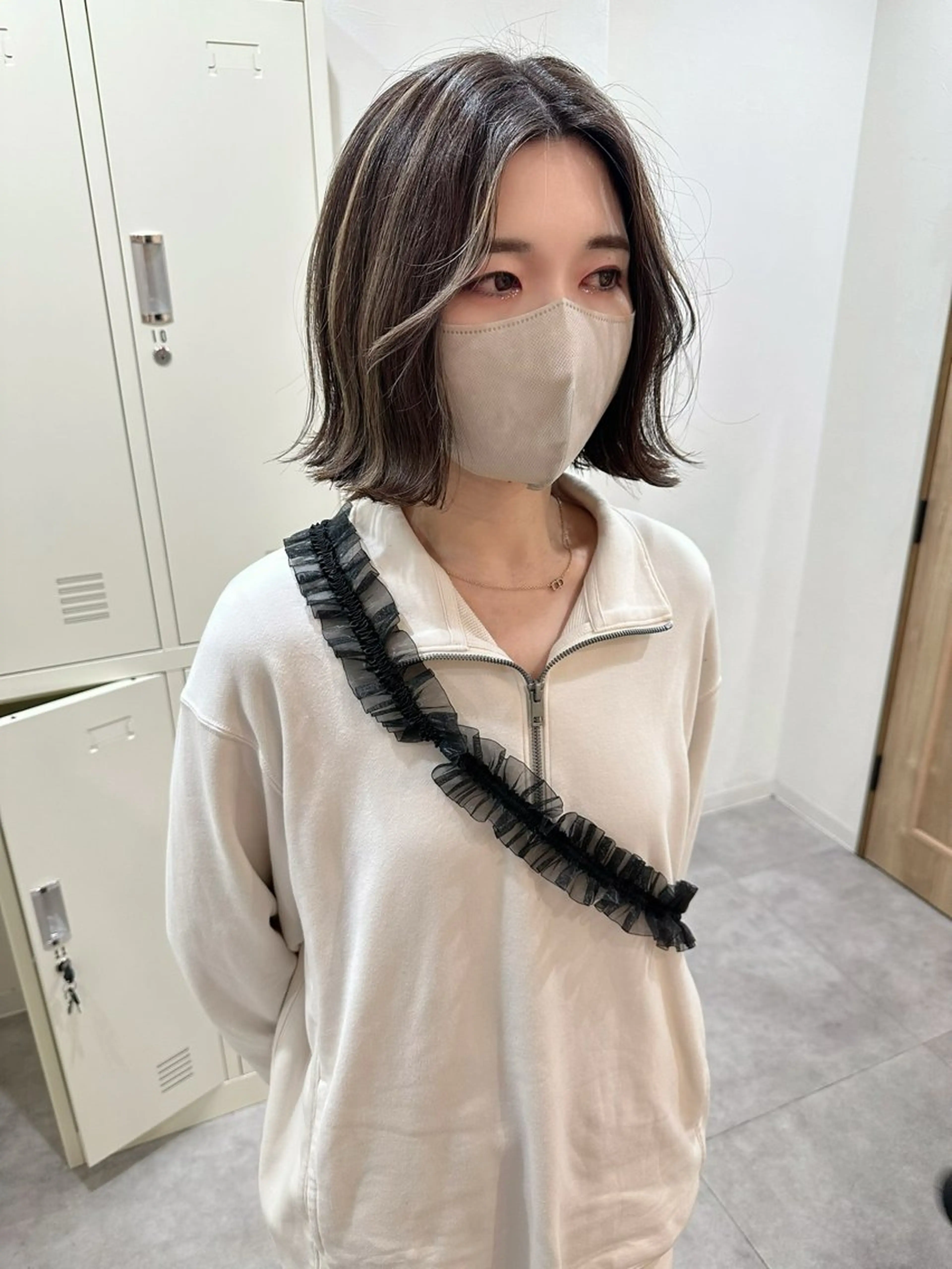 ミディアム カラー 切りっぱなしボブ ハイライトカラー ボブ ハッシュカット ハイレイヤー カット ヘアカラー 白髪ぼかしハイライト レイヤー川口　元気のヘアスタイル