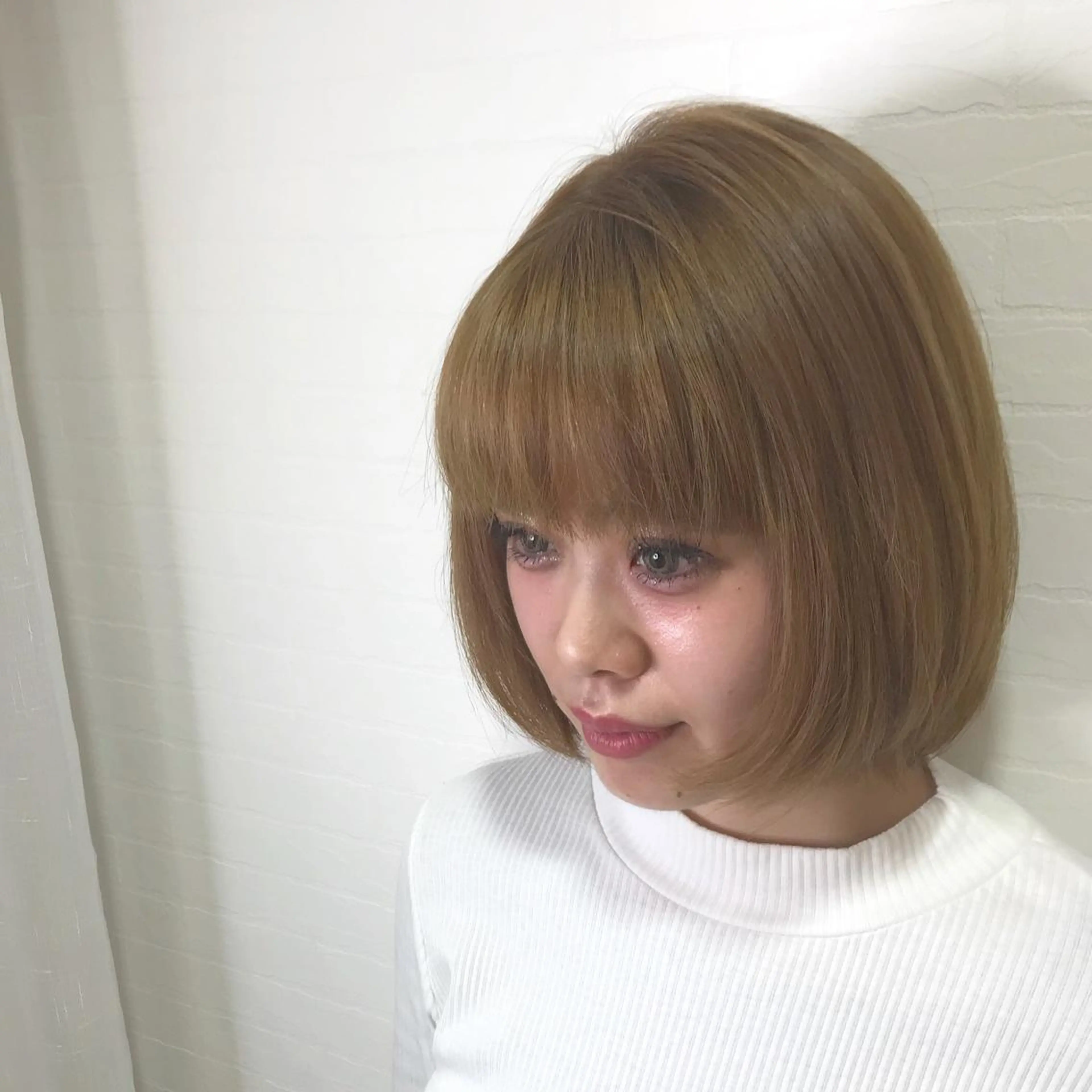 ショート カラー ベージュカラー ブリーチ オリーブ/アッシュ やわらか透明感カラーのヘアスタイル