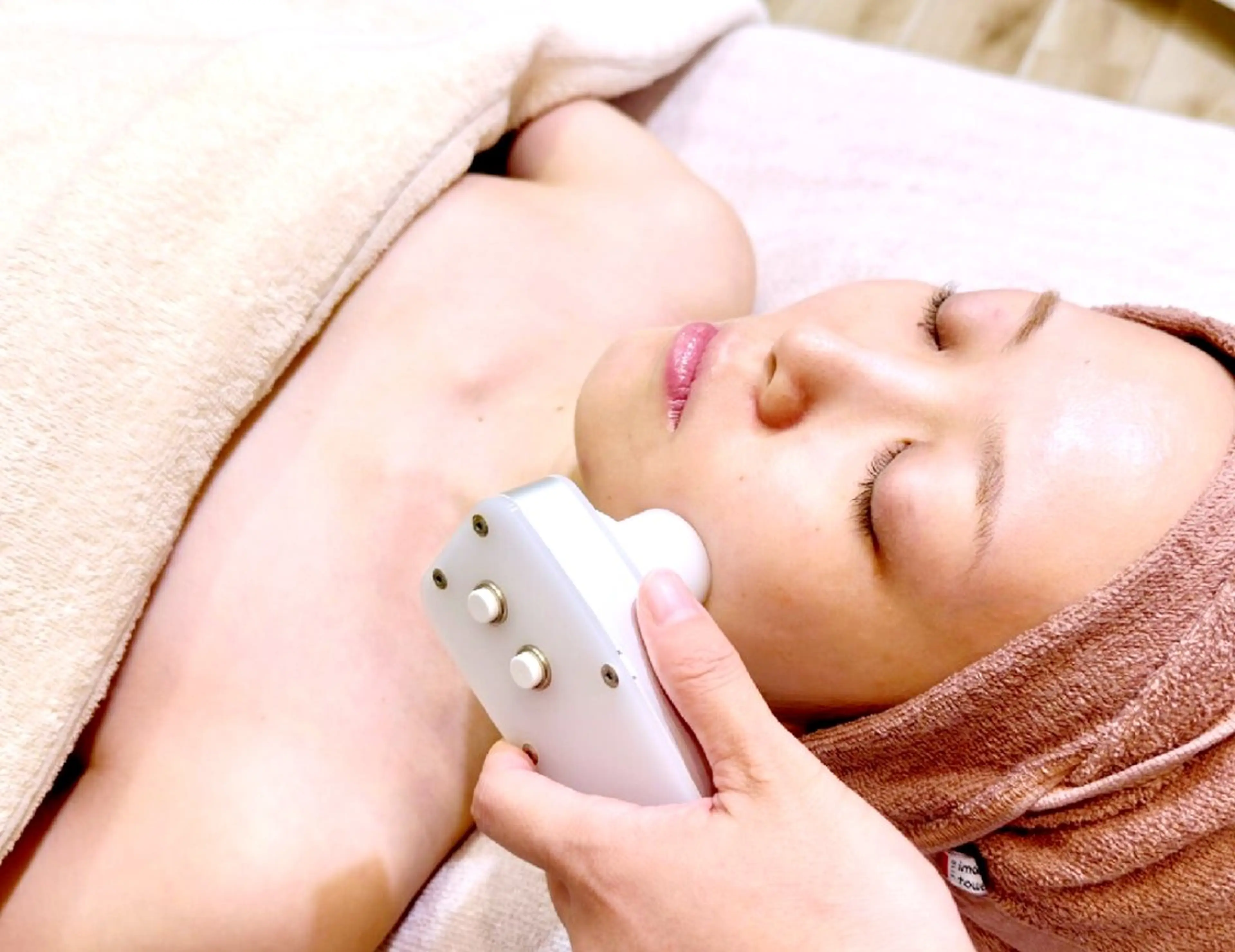 毛穴洗浄&ピーリング+ビタミン導入フェイシャル🫧デコルテマッサージ付きの写真