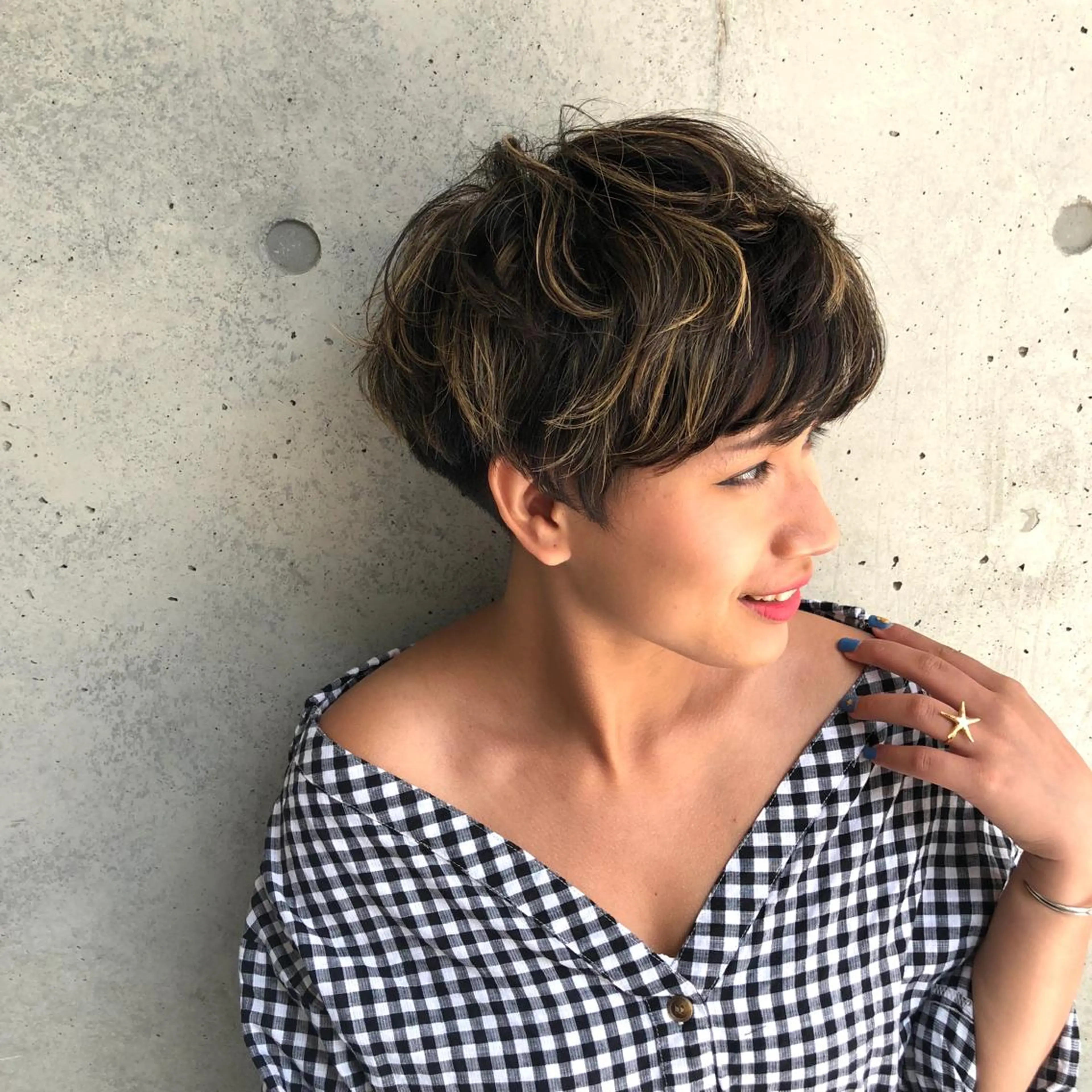 ショート カラー バレイヤージュ ハイライトカラー ハイライト レイヤーカット ショートヘア circus by KENJE 町田店のヘアスタイル