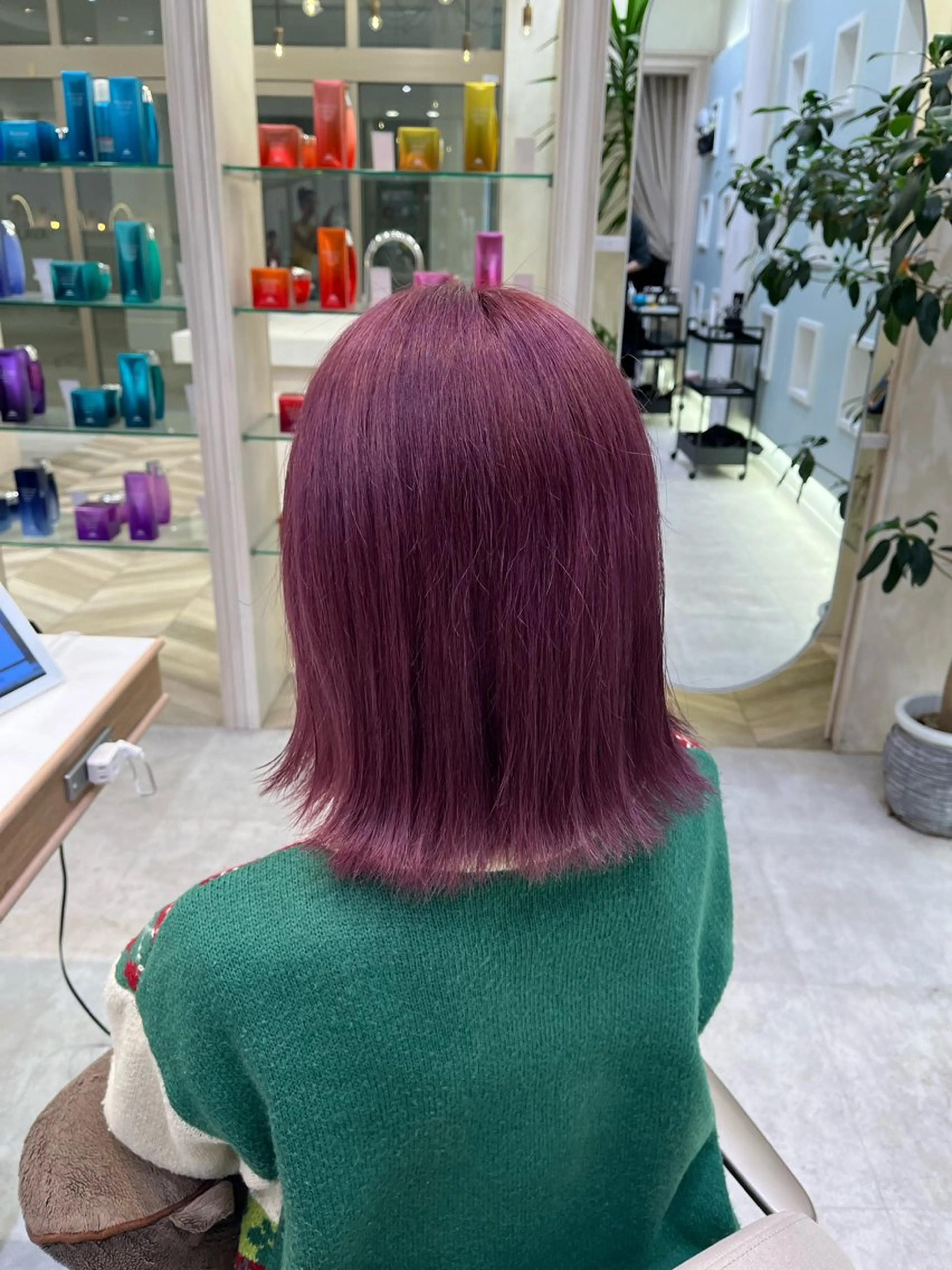 ミディアム カラー ブリーチ ラベンダーカラー ラベンダーピンク ピンクカラー 𝑴𝑰𝑨🎀赤髪 /ピンク/髪質改善のヘアスタイル