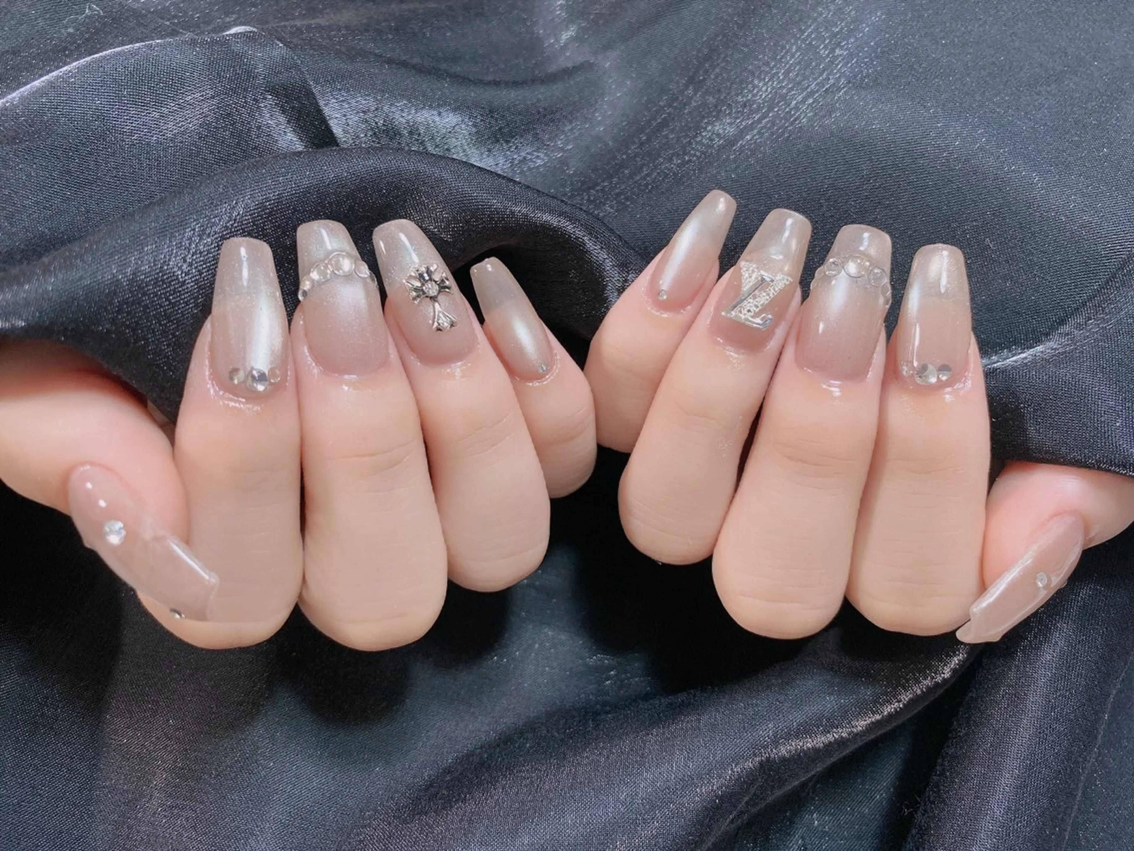 ネイル オーロラネイル ブルー チークネイル フットネイル フレンチネイル ハンドネイル インフィニティ ネイルサロンのネイルデザイン