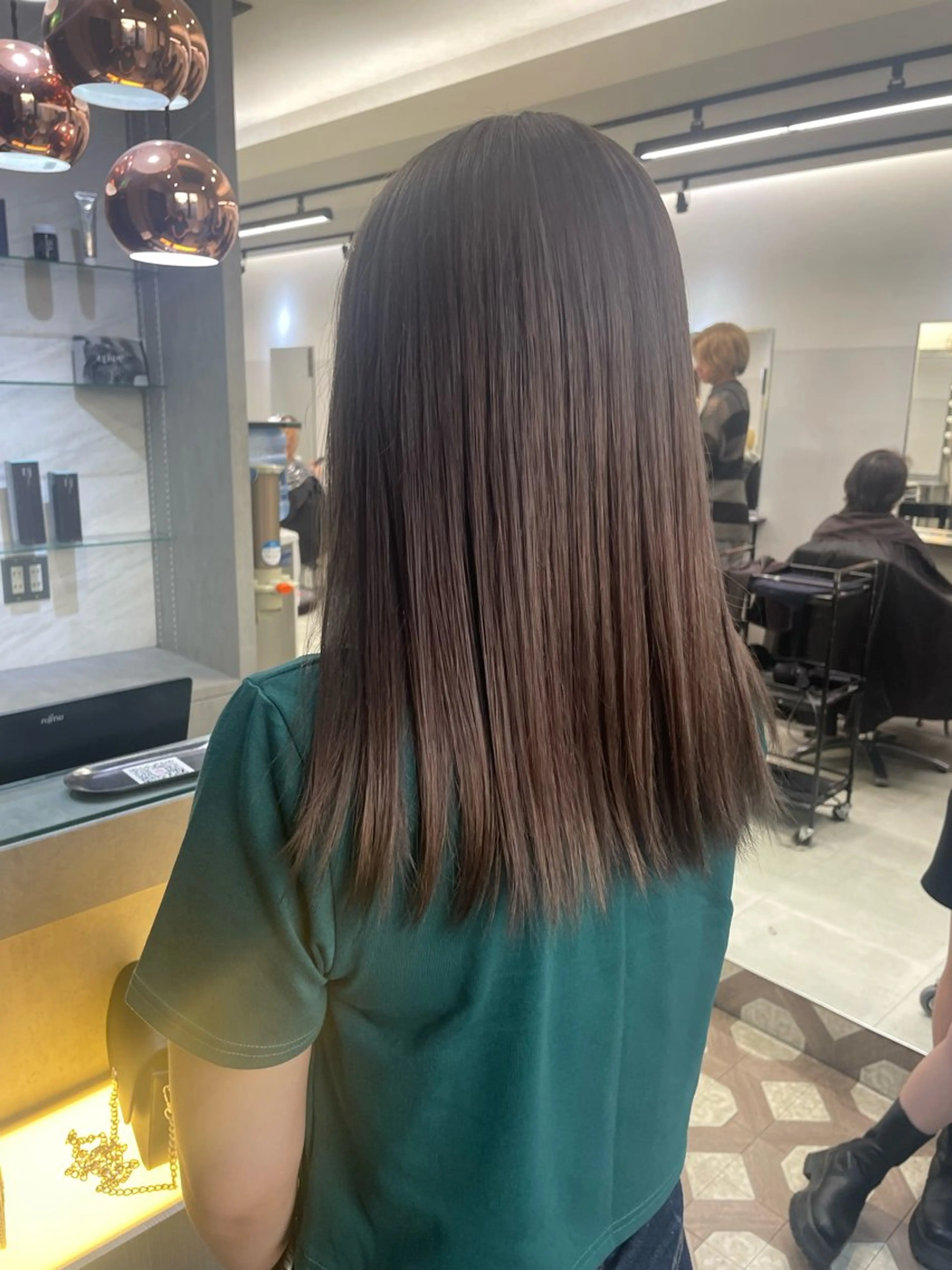 カラー ベージュカラー AIRI layer cut hairのヘアスタイル
